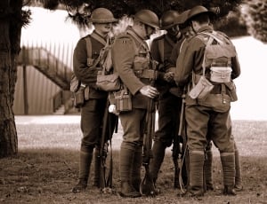5 soldiers under the tree standing thumbnail