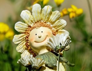 woman with daisy headdress ceramic figurine thumbnail