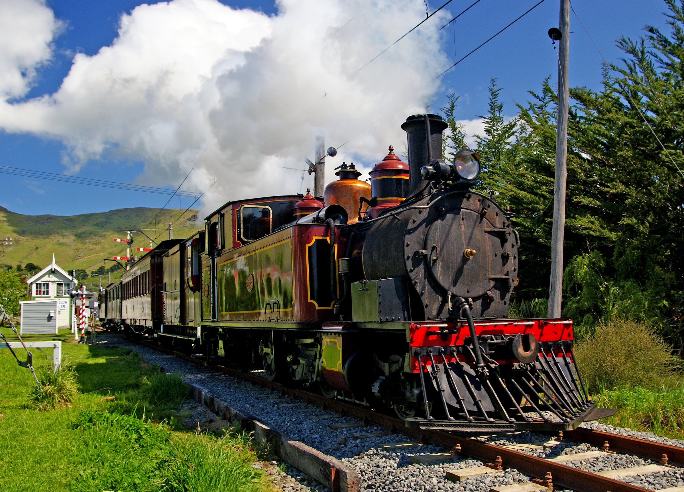 Steam locomotive W192, train, blue sky, sunny