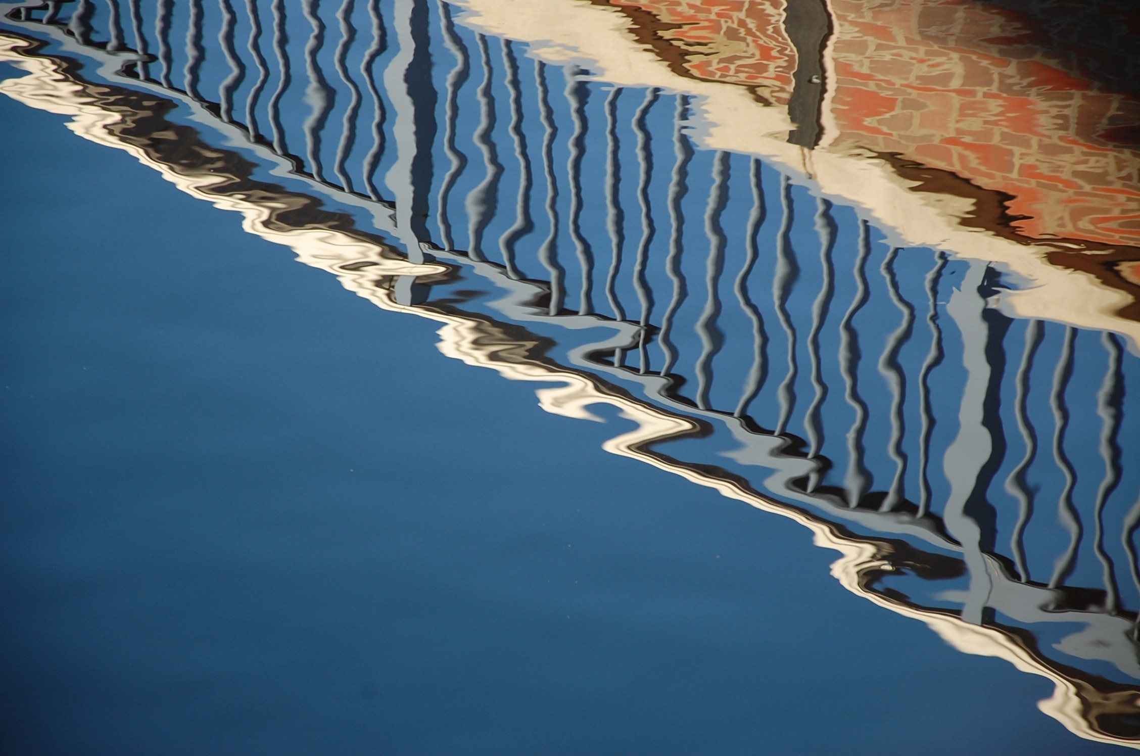 blue water illusion image