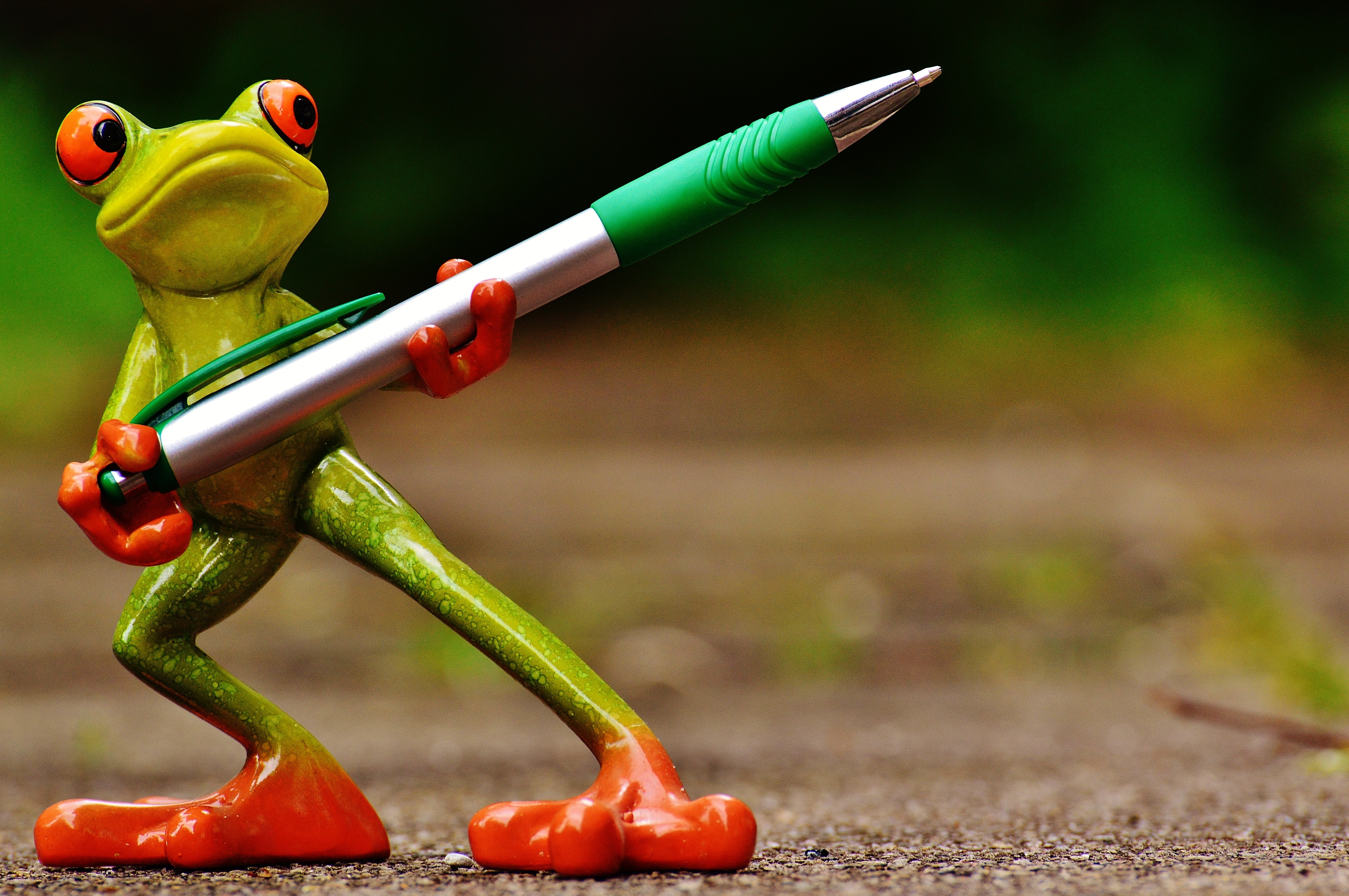 Write toys. Ручка лягушка. Оранжевая жаба. Жаба с ручкой. Лягушка с зубочисткой.