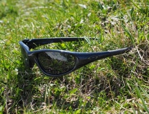 black framed oakley sports sunglasses thumbnail