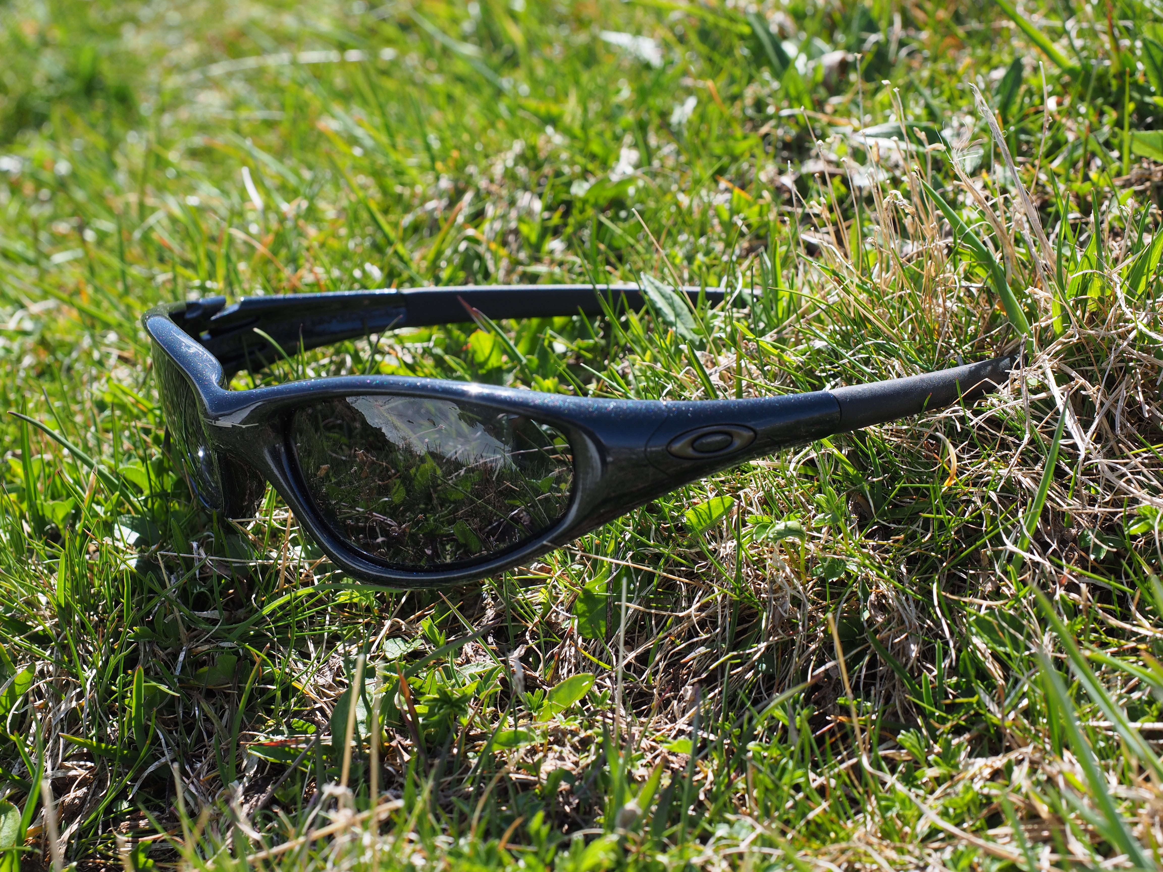 black framed oakley sports sunglasses
