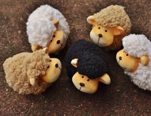 5 sheep figurines thumbnail