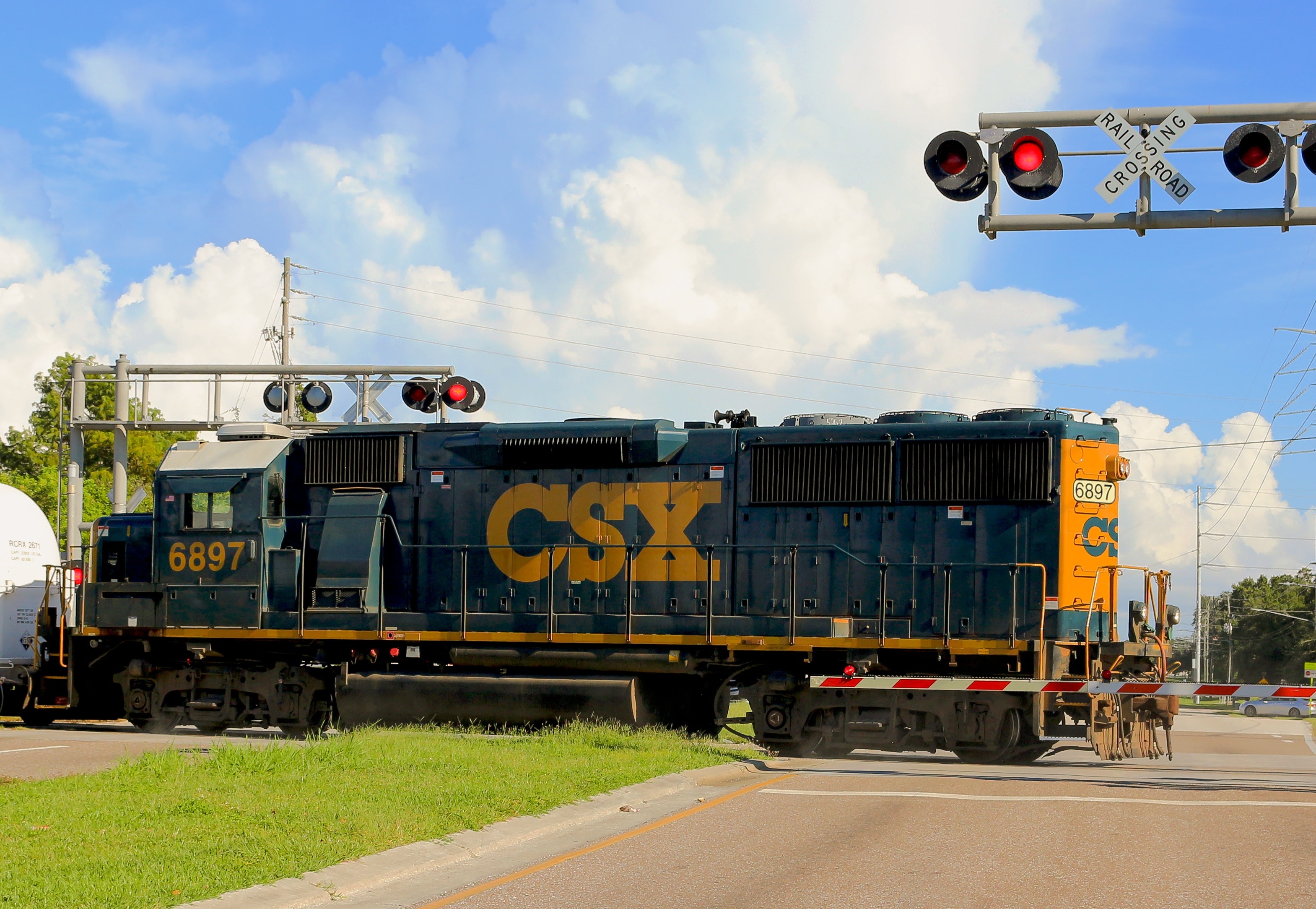 blue and yellow csx truck