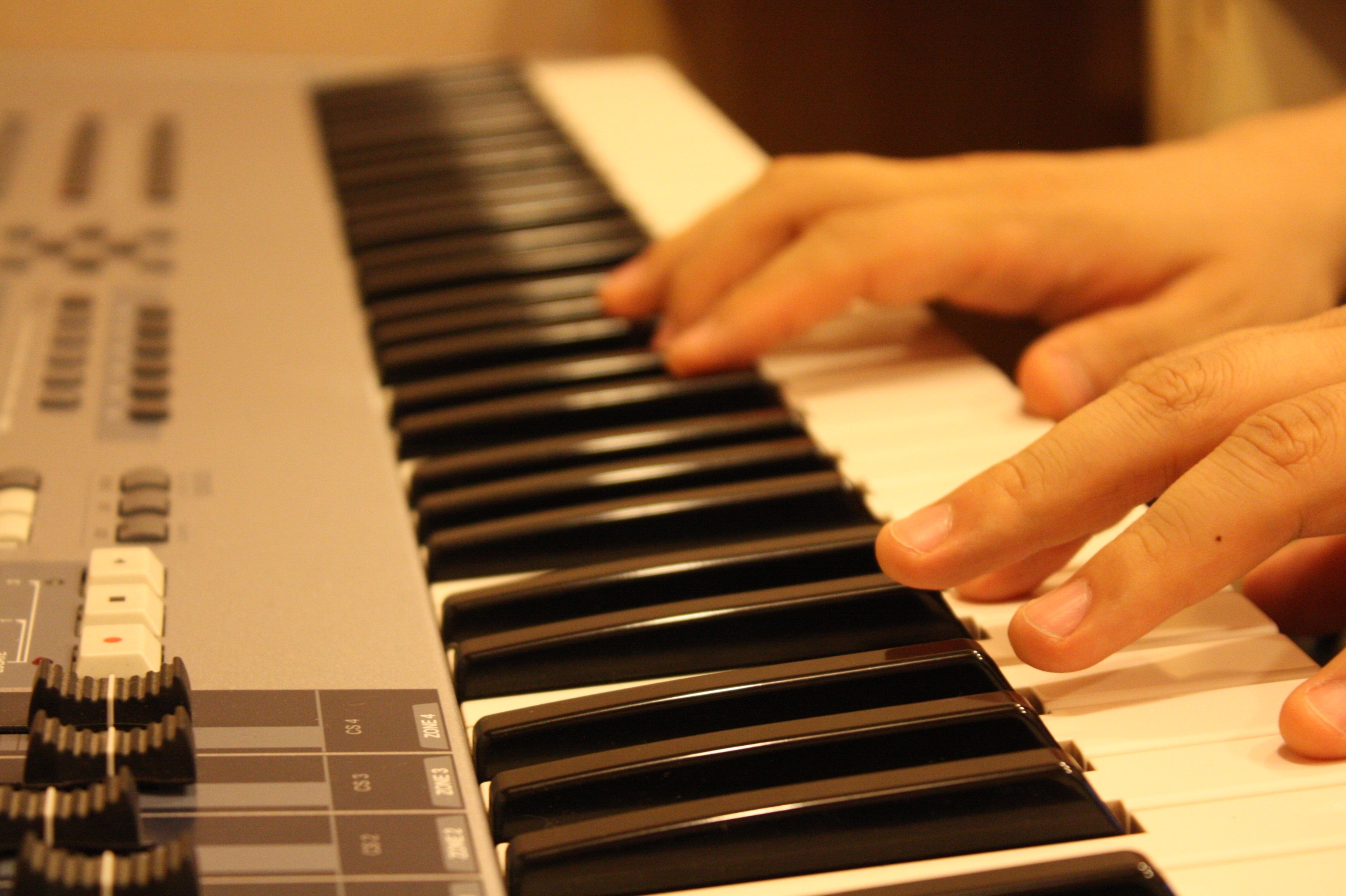 Музыкальный пианино играть