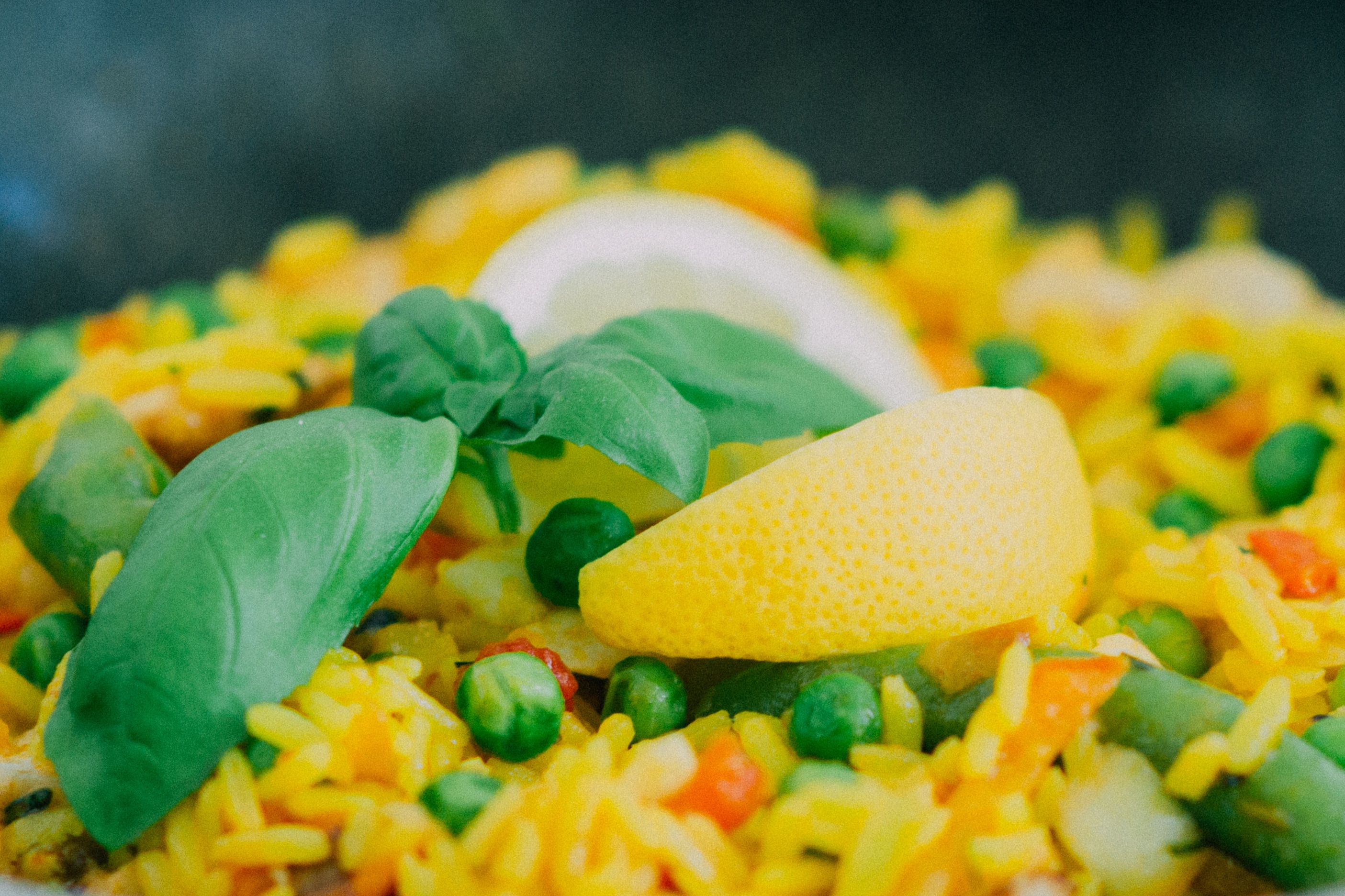 java rice with lemon and green peas