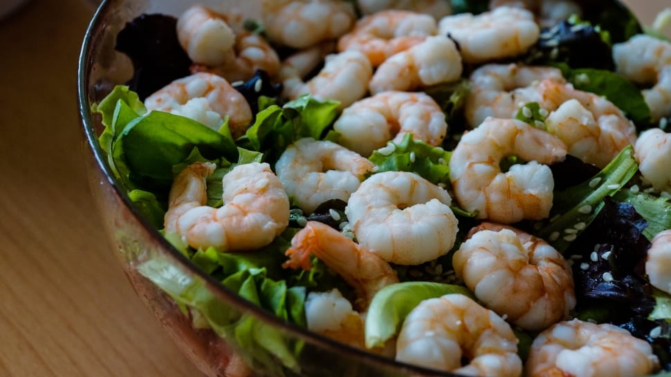 cooked shrimp with lettuce preview