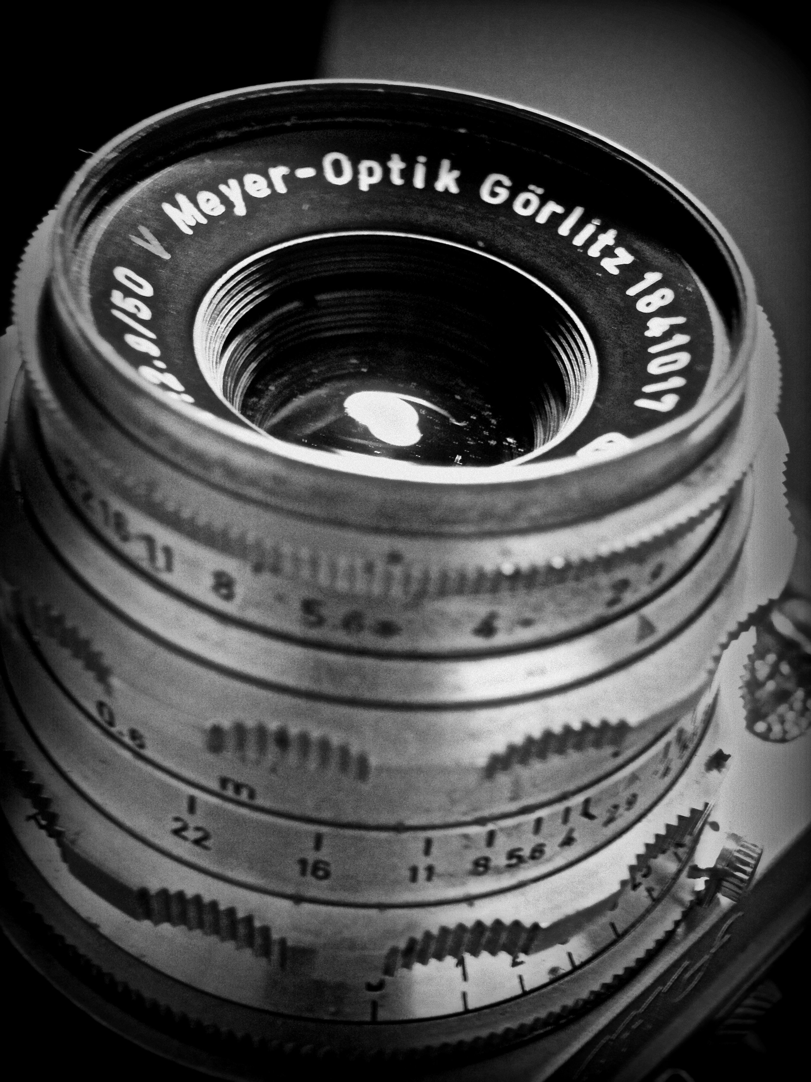 grey and black round camera lens