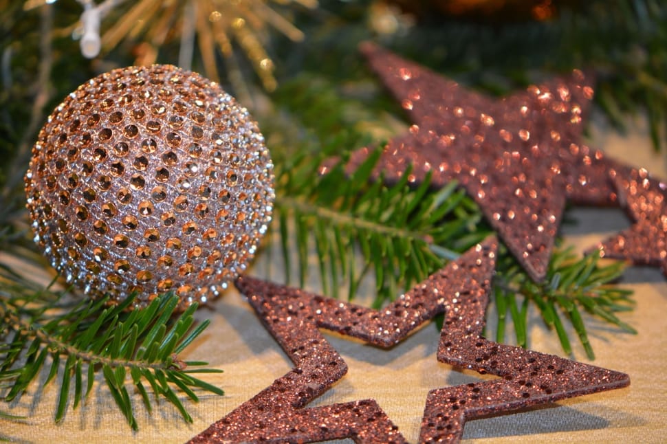 brown round and star chrismat baubles preview