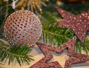brown round and star chrismat baubles thumbnail