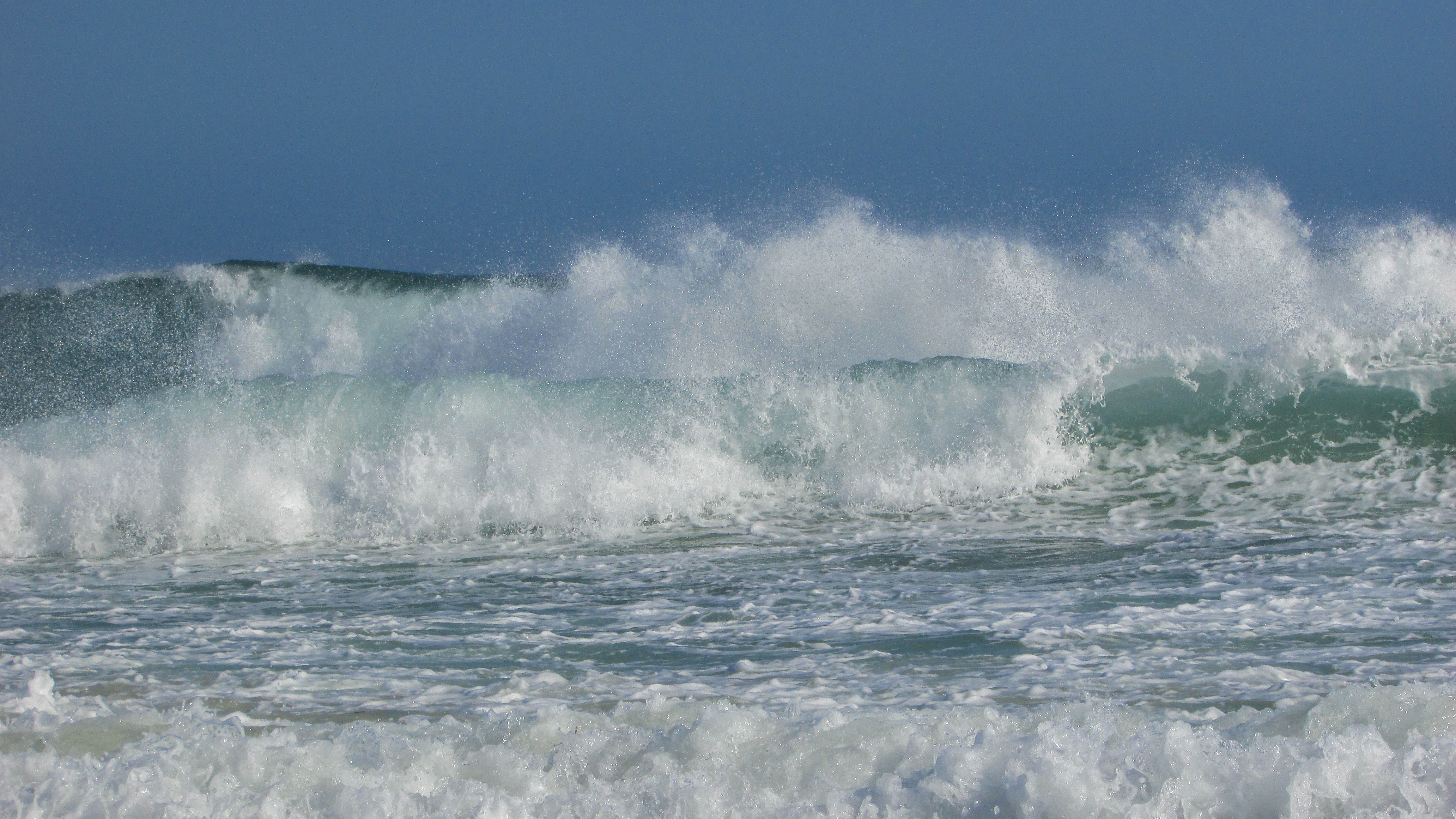 Вода движение ветер. Сильные волны на море. Ветер на море. Морские волны ветровые. Море волны ветер.