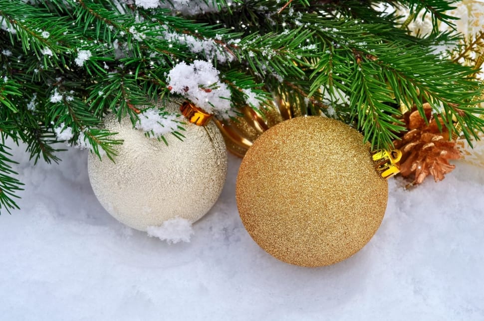 2 christmas baubles preview