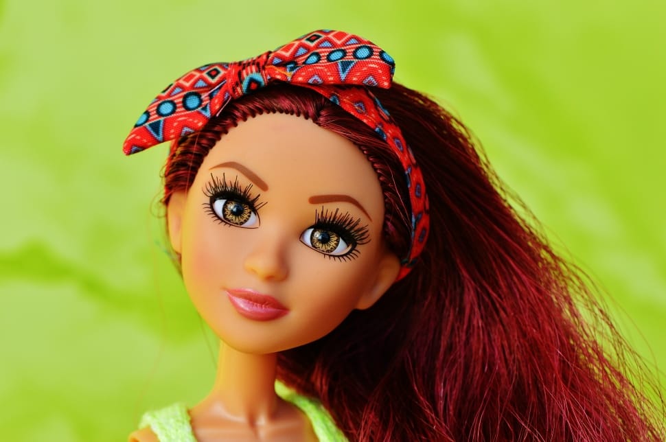 bratz doll with short brown hair