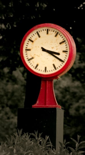 red and white pedestal round analog clock thumbnail