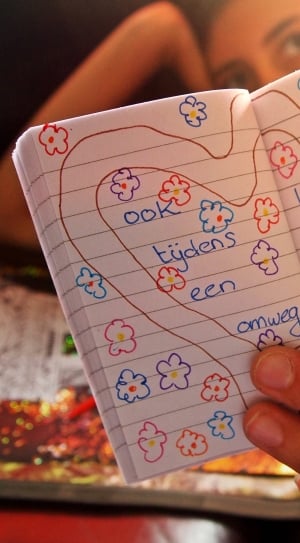 person holding notebook with ook tydens een omweg text thumbnail