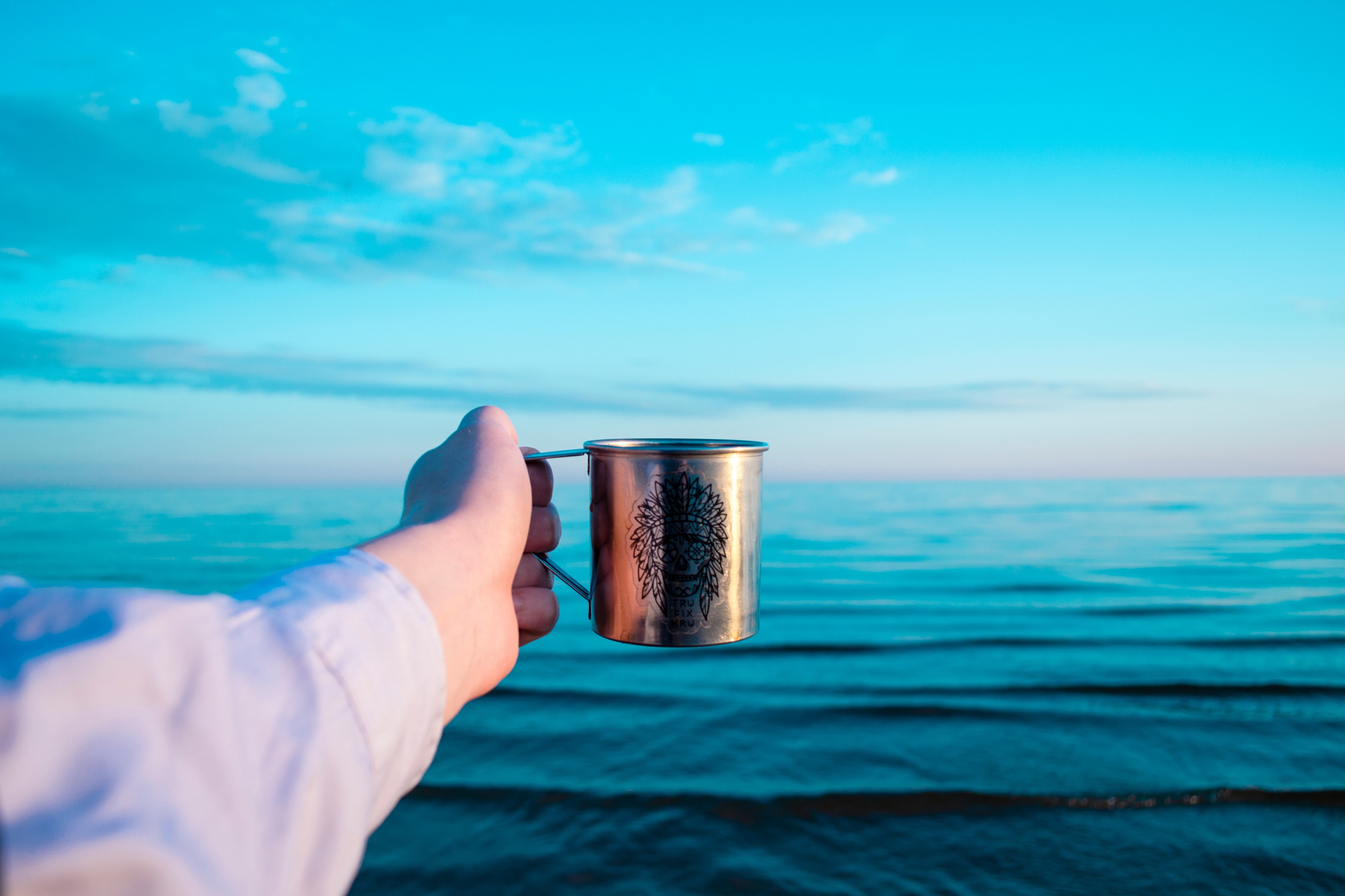 Выпить забортной воды из плафона. Кофе и море. Море в кружке. Море в чашке. Кофе на берегу моря.
