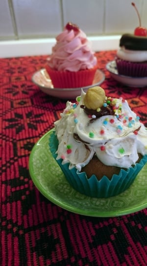 cupcake with icing thumbnail