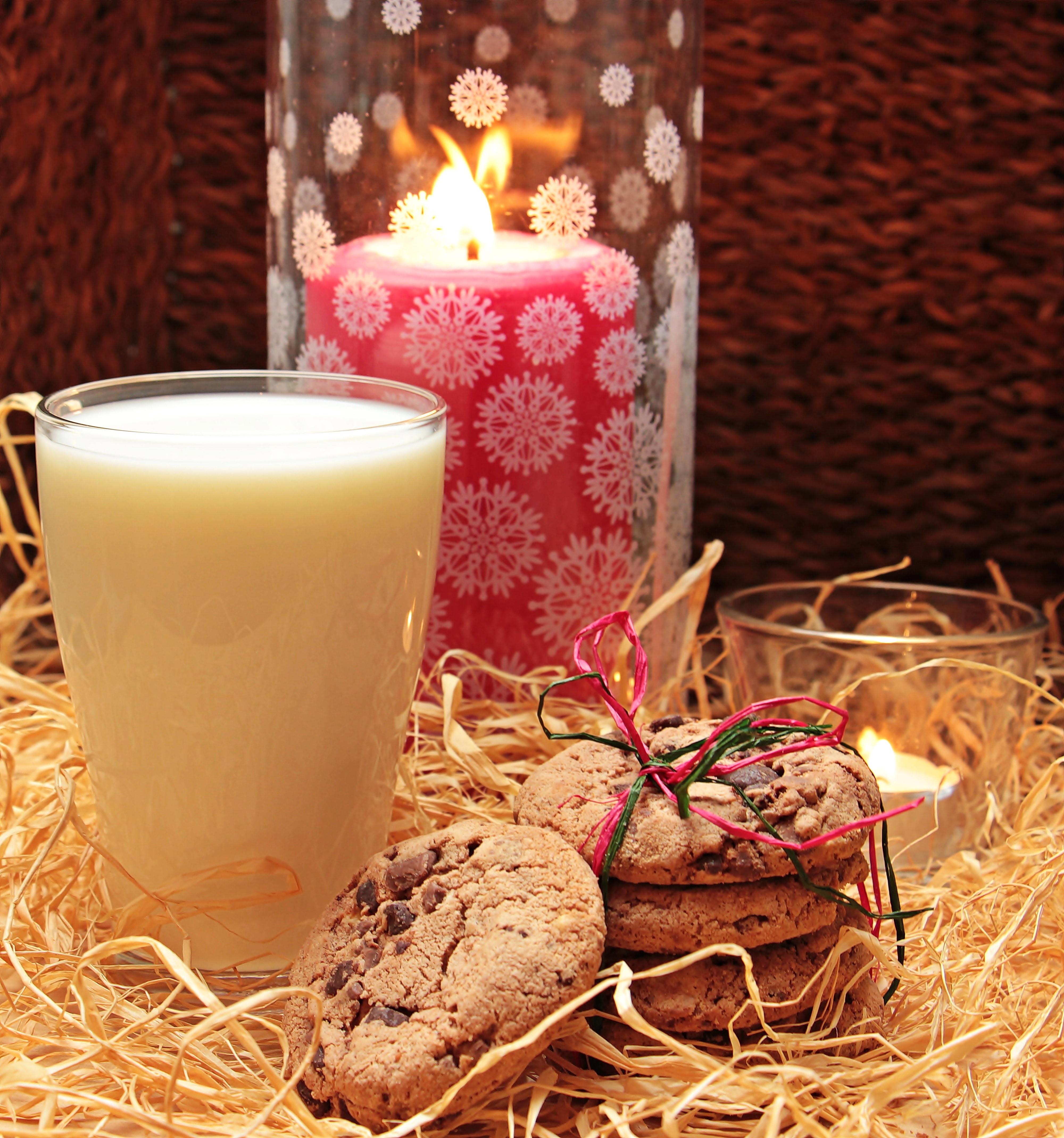 4 cookies with candle pillar