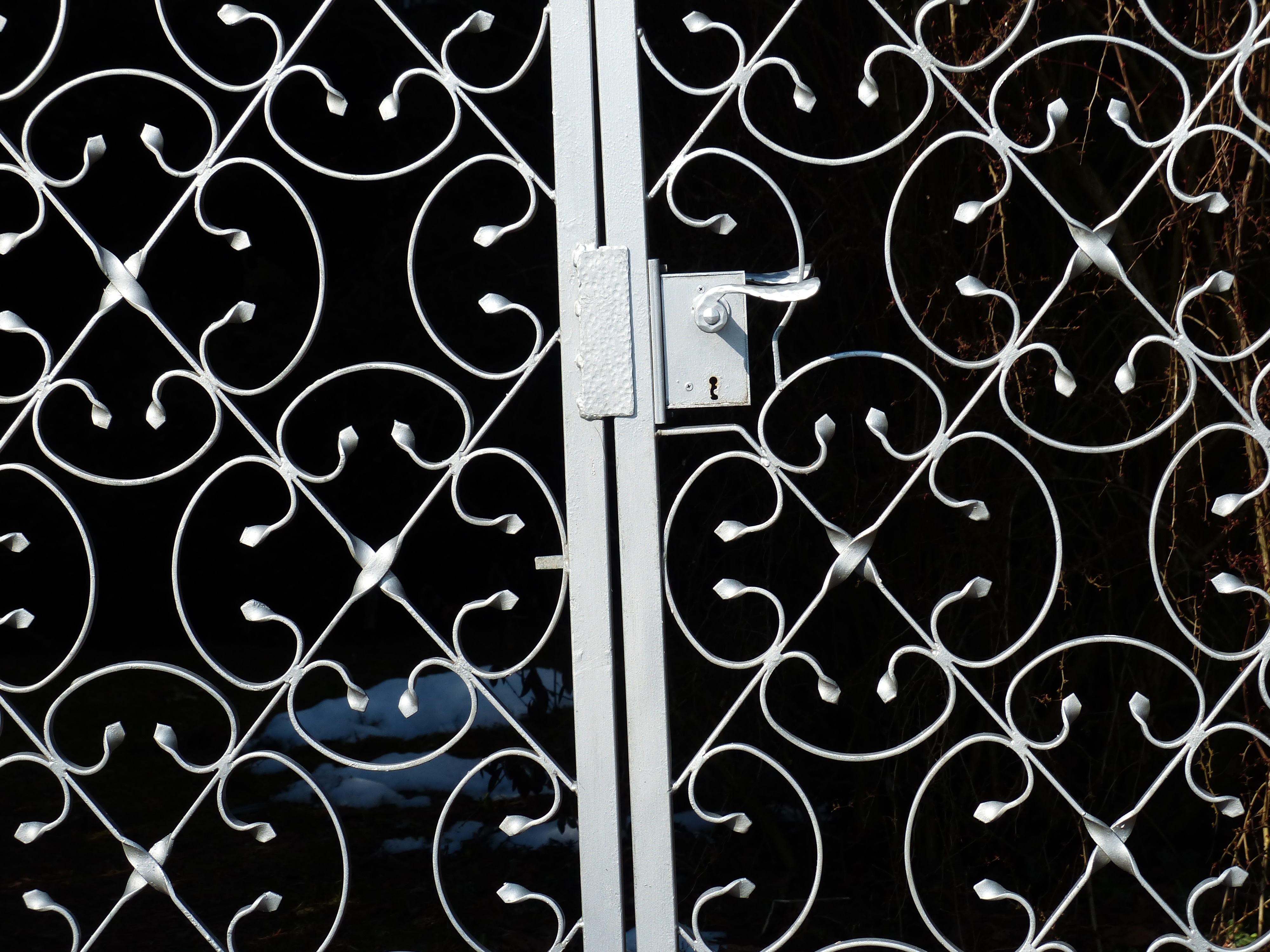 1366x768 wallpaper | white metal quatrefoil gate | Peakpx