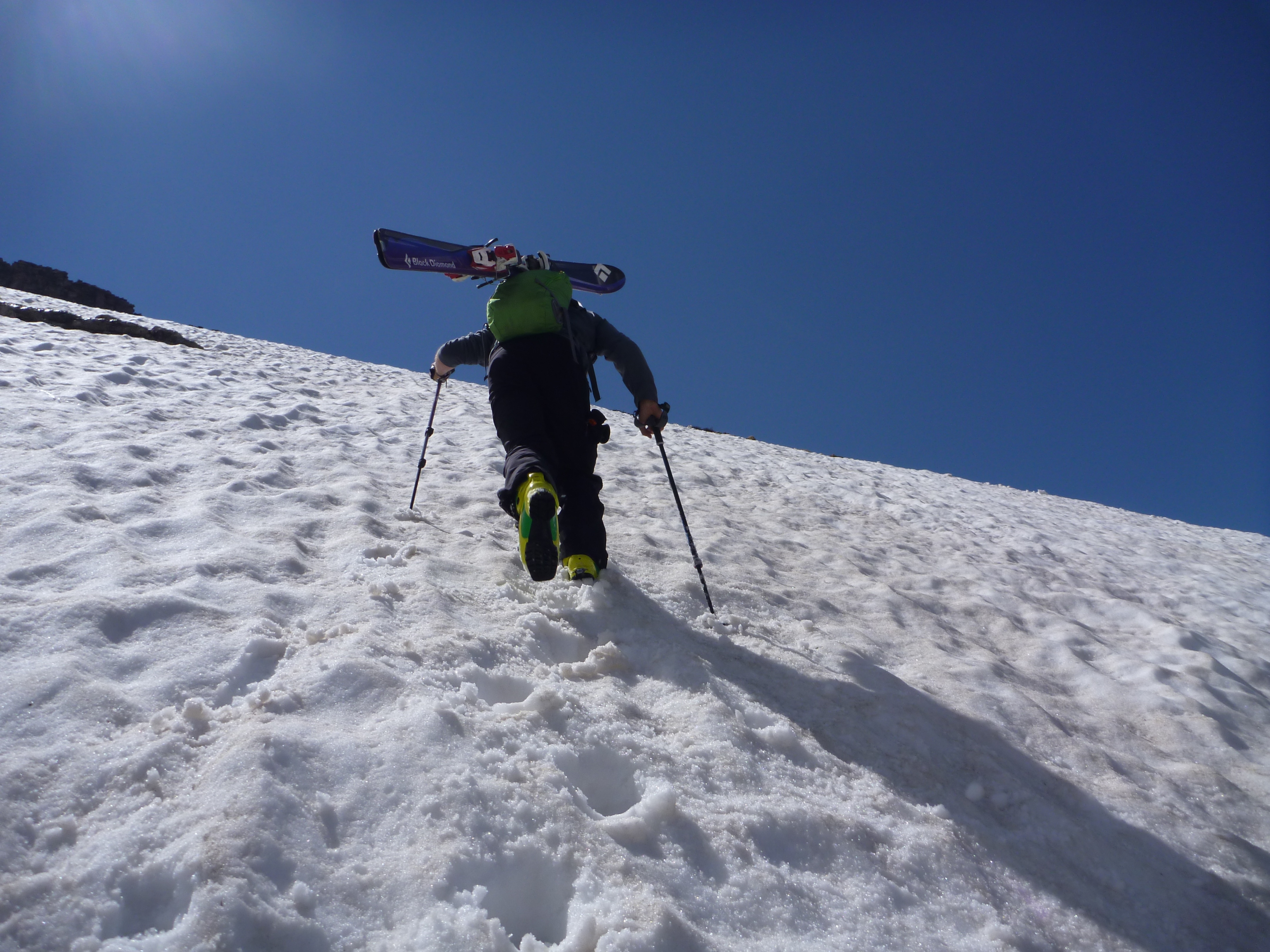 Ice skis. Горные лыжи фото в горах. Телемарка катание с гор. Фотография лыжника взбирающегося на гору. Обувь лыжника.