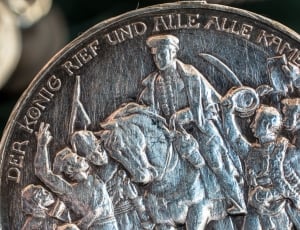 round silver coin with Der Konig Rief Und Alle Alle Kamen text thumbnail