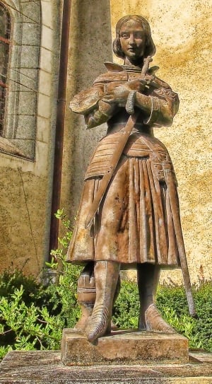 female gladiator statue thumbnail