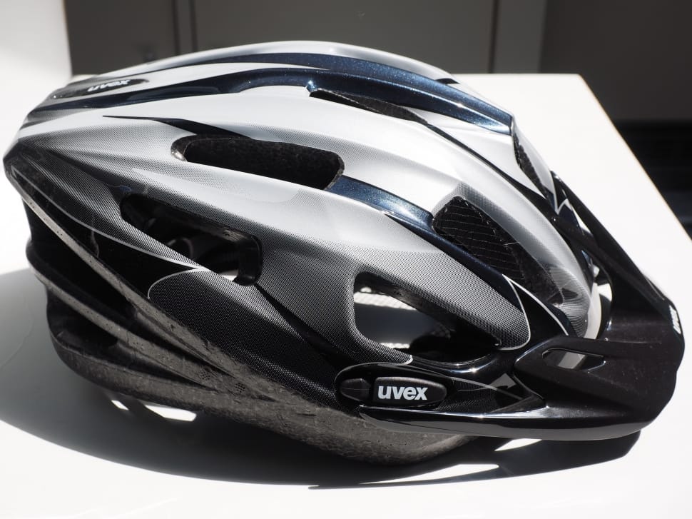 black and gray uvex cycling helemt preview