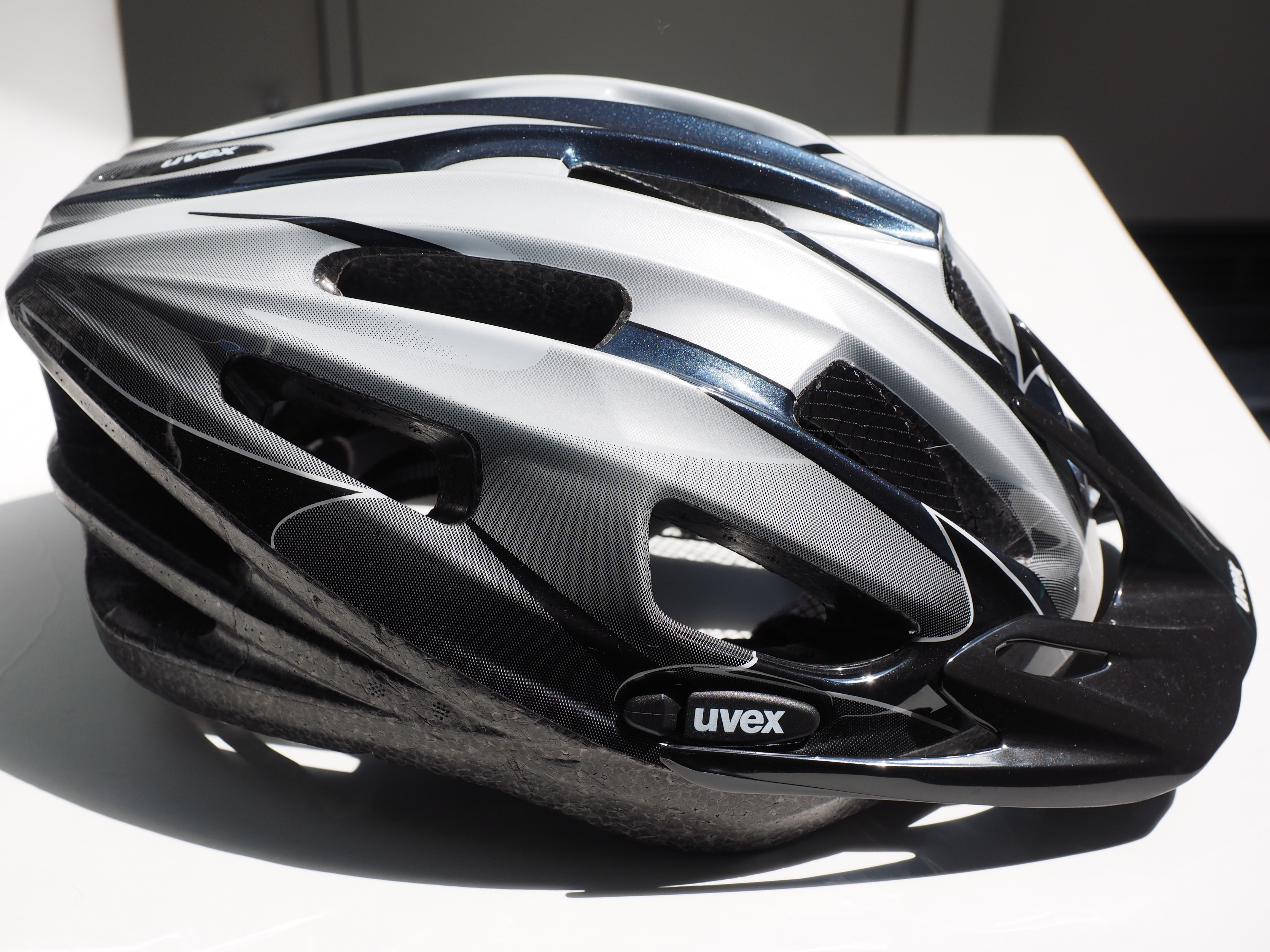 black and gray uvex cycling helemt