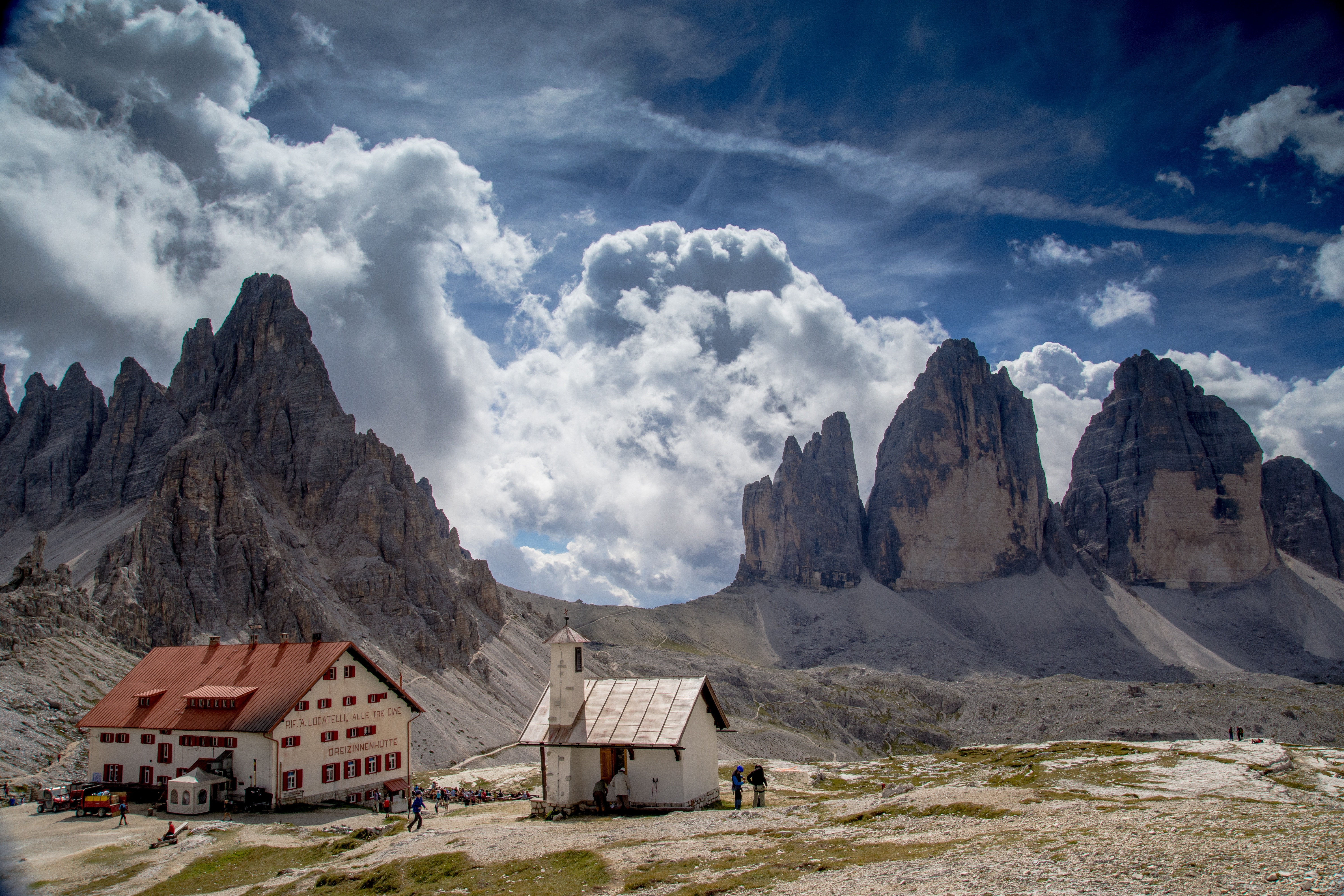 3 горы. Италия tre cime di Lavaredo. Три пика Доломитовые Альпы. Доломитовые Альпы домик. Три скалы (Италия, Доломитовы Альпы).