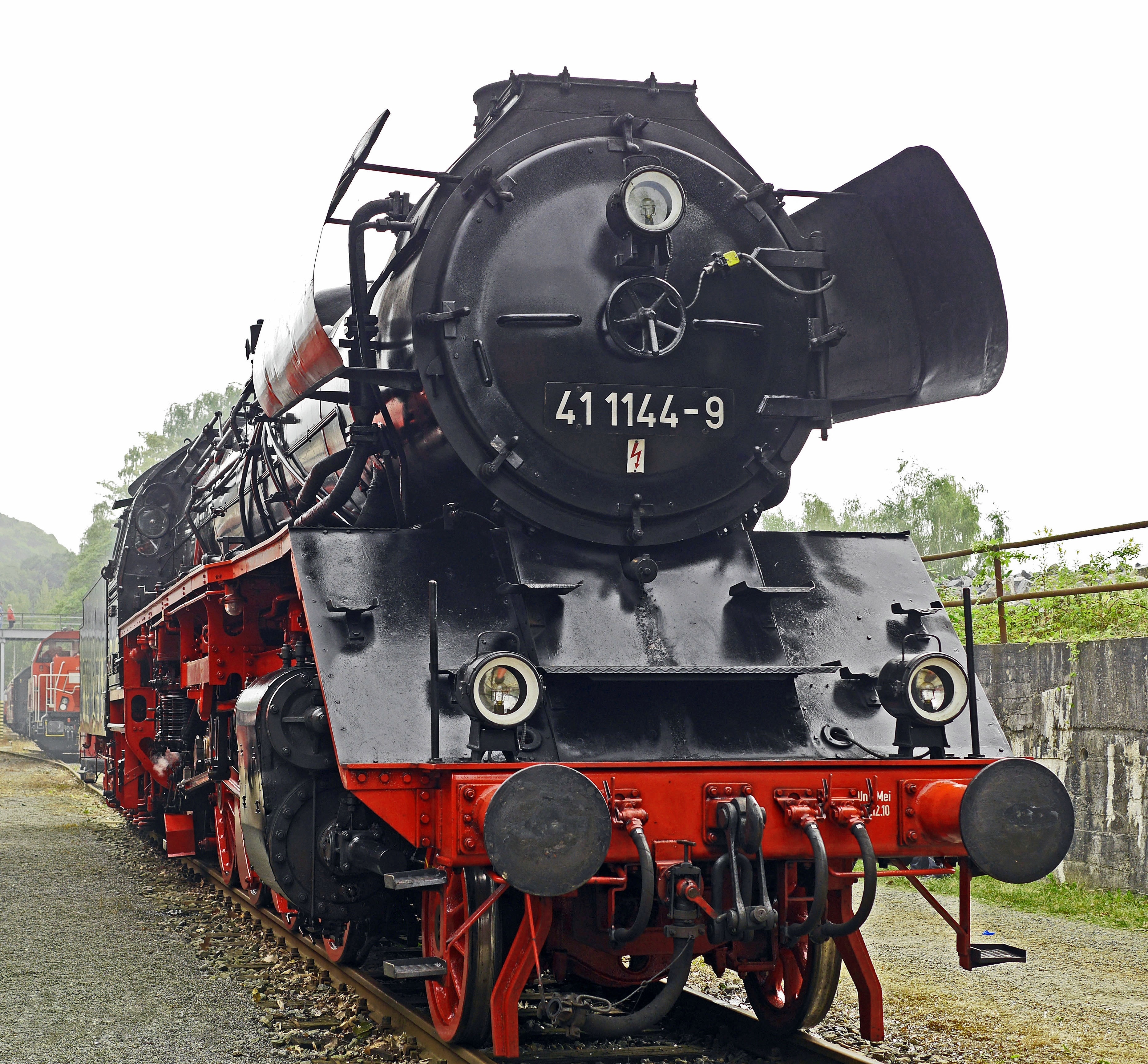 red and black 41114409 locomotive