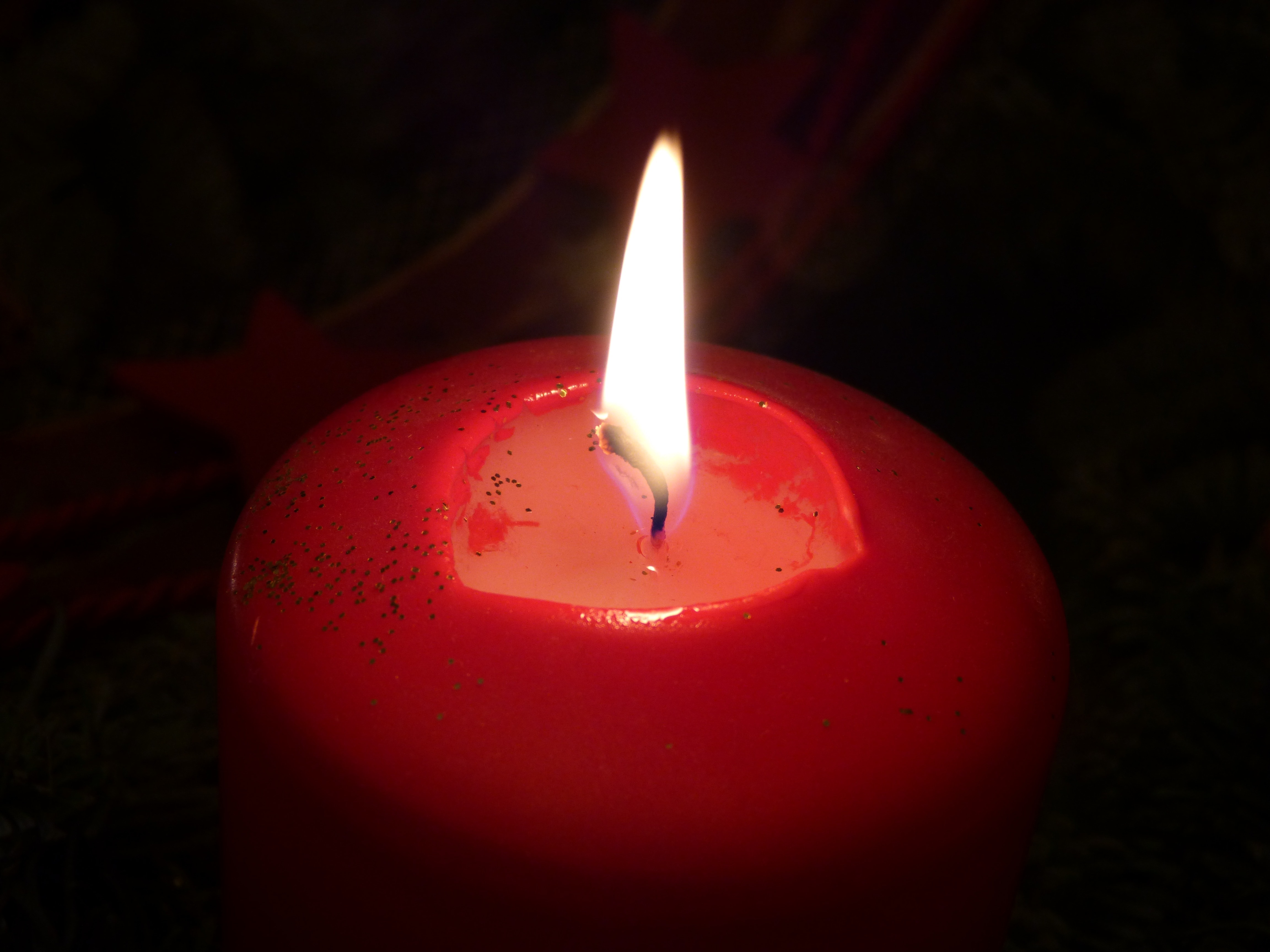 Легкие ритуалы. Красная свеча. Красная горящая свеча. Горящие свечи. Красная свеча горит.