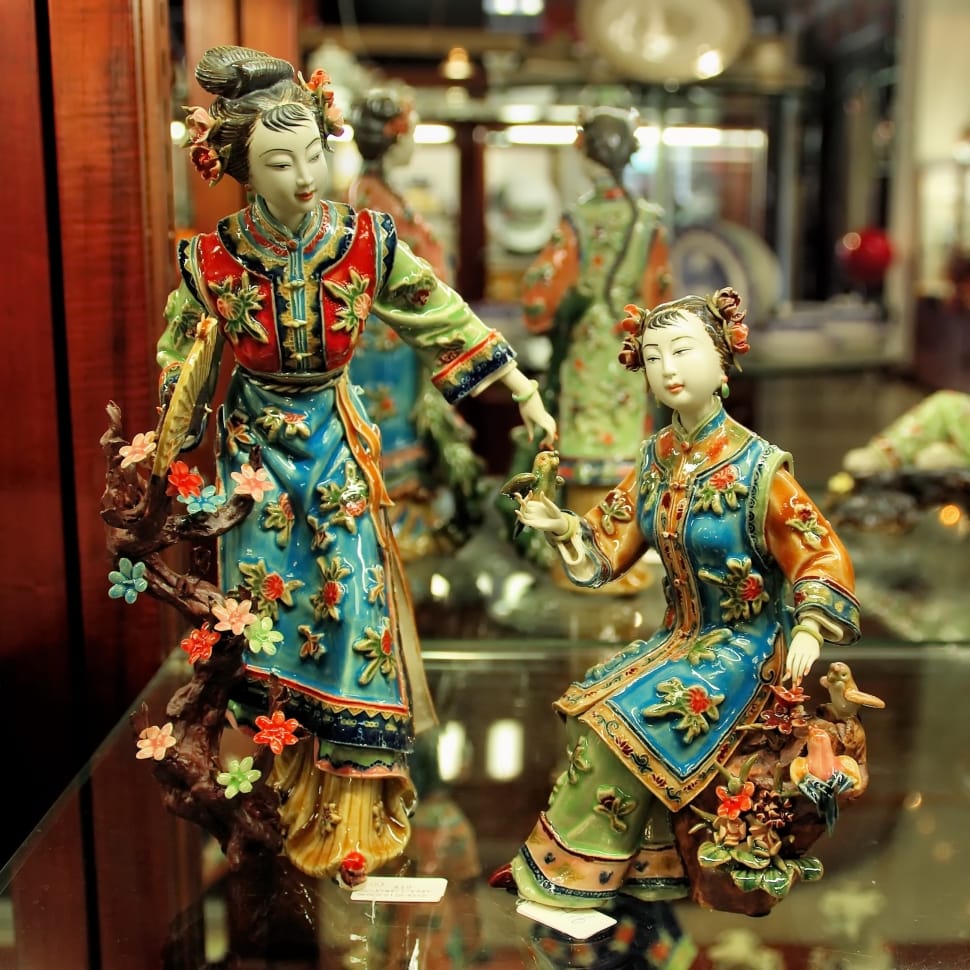 2 geisha ceramic figurines preview