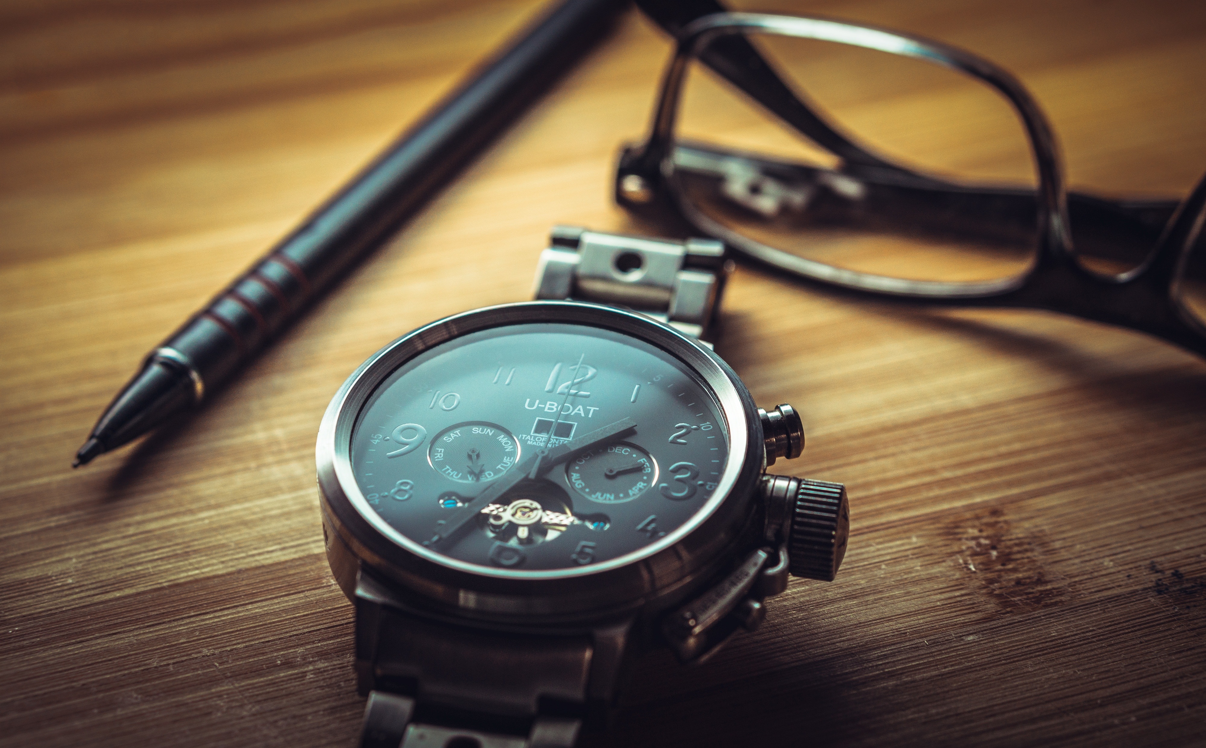 black link round chronograph watch
