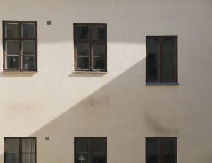 picture of white building with 6 windows thumbnail
