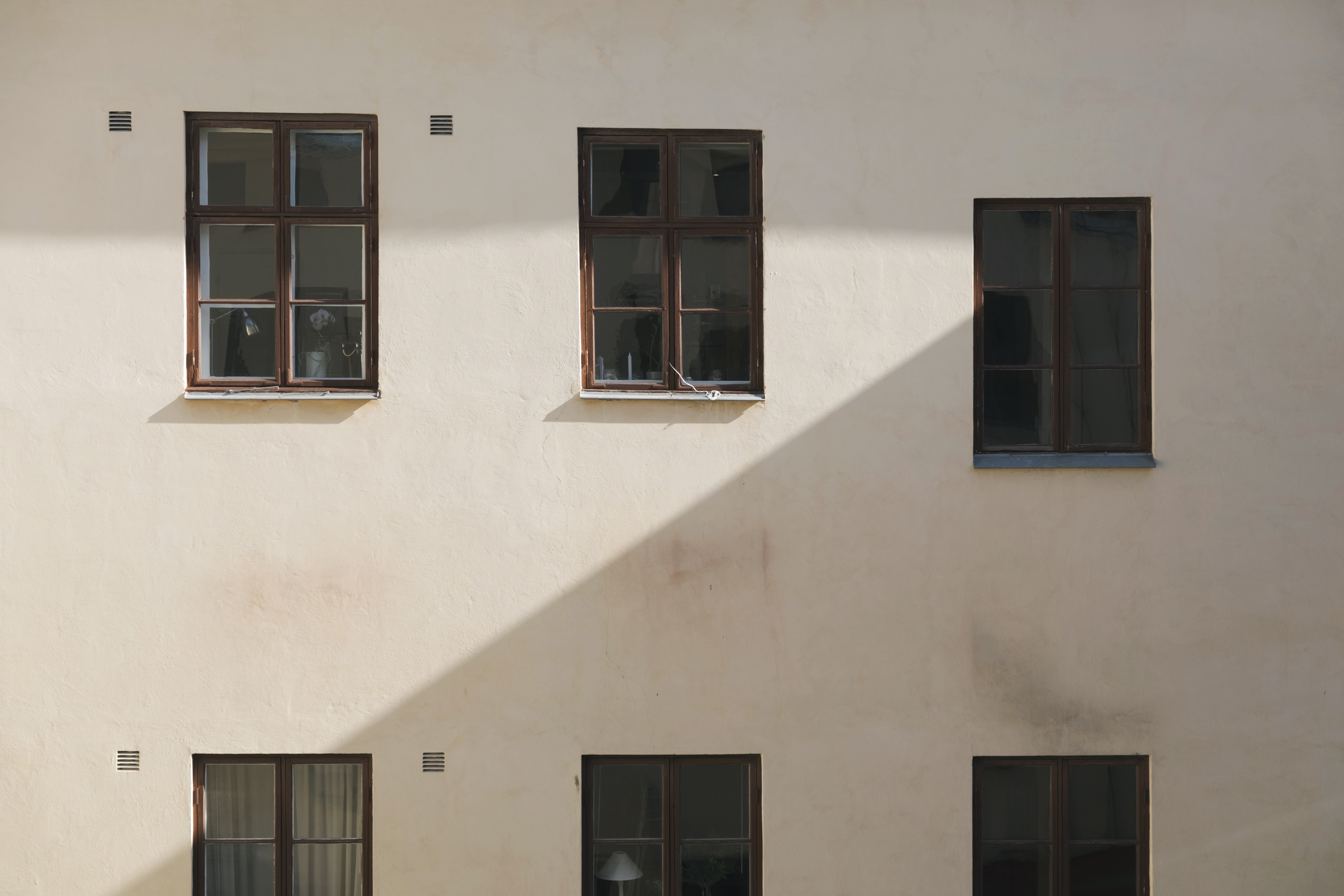 picture of white building with 6 windows