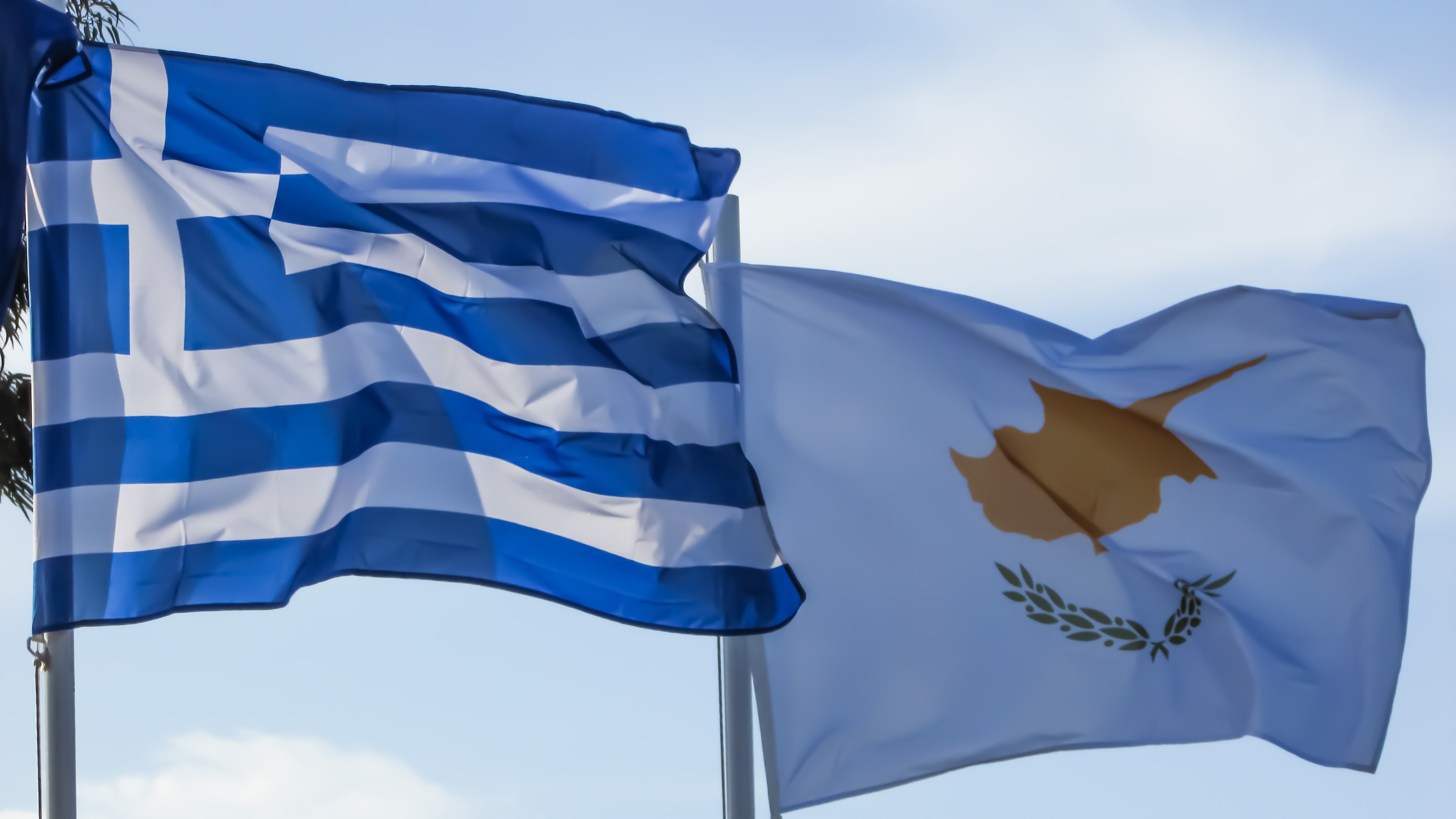 Кипр нато. Флаг Греции и Кипра. Флаг греческого Кипра. Голубой флаг. Греческий флаг.