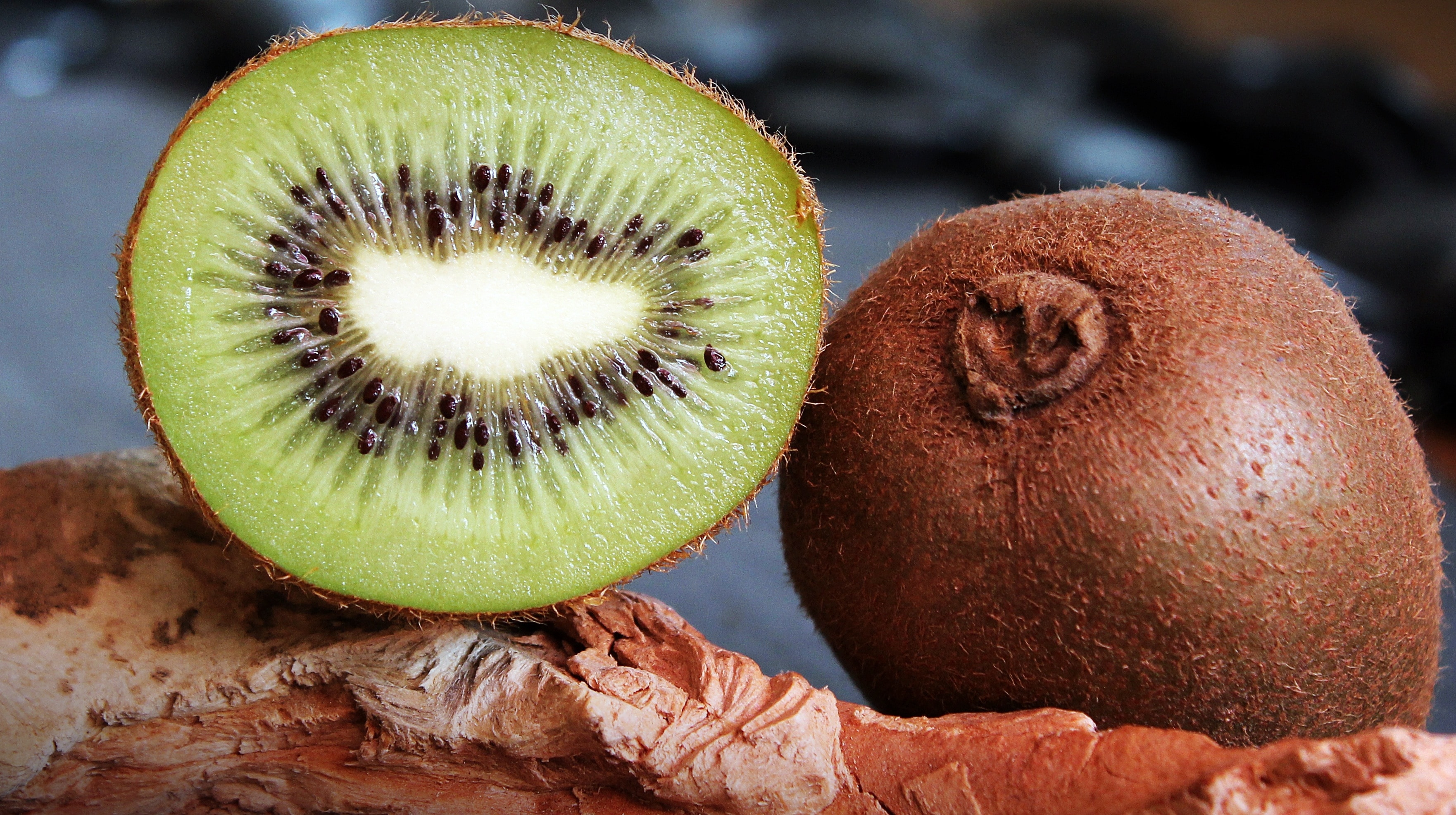 2 kiwi fruit