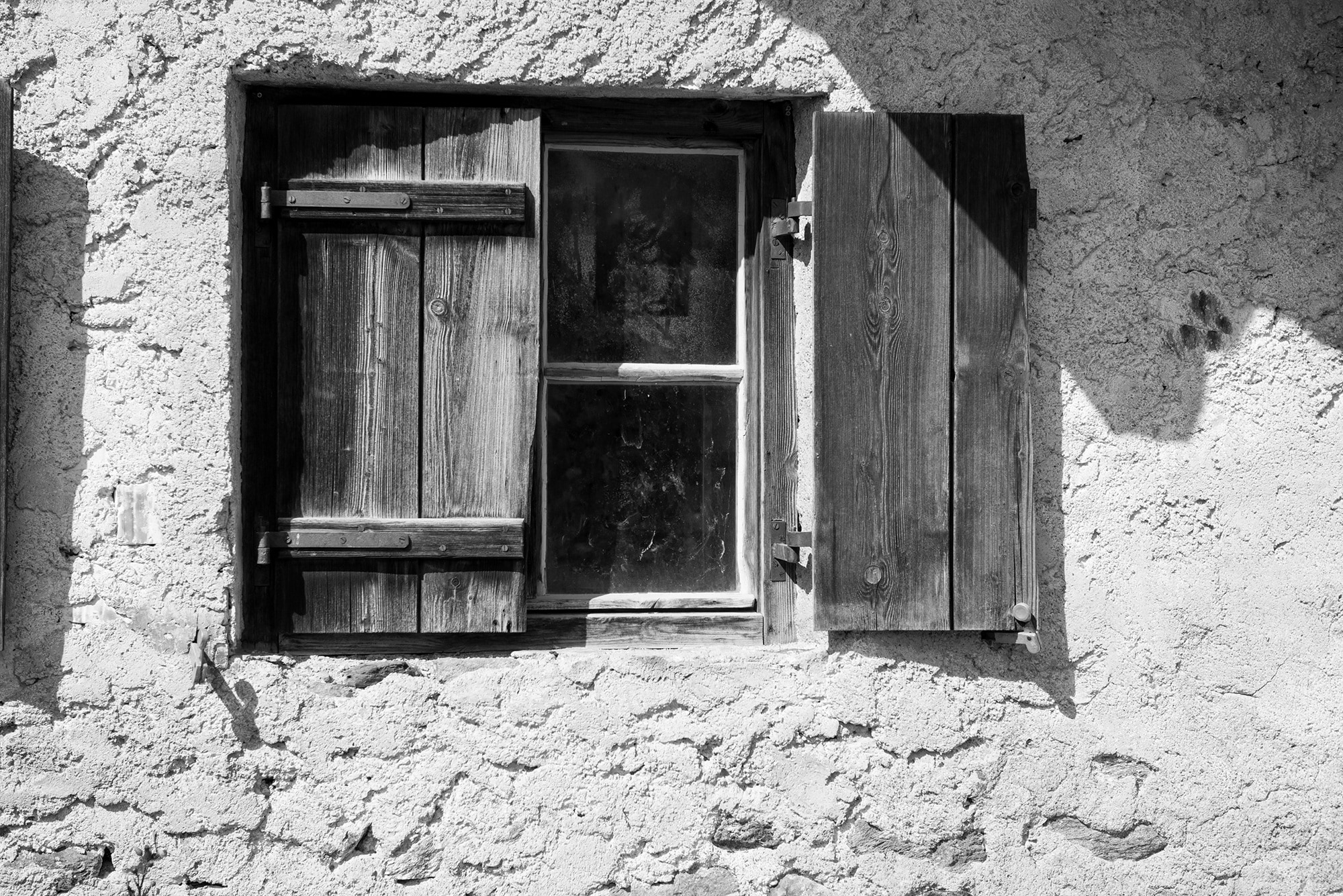 Old window. Старое окно. У окна. Окна в старых домах. Старинные окна черные.