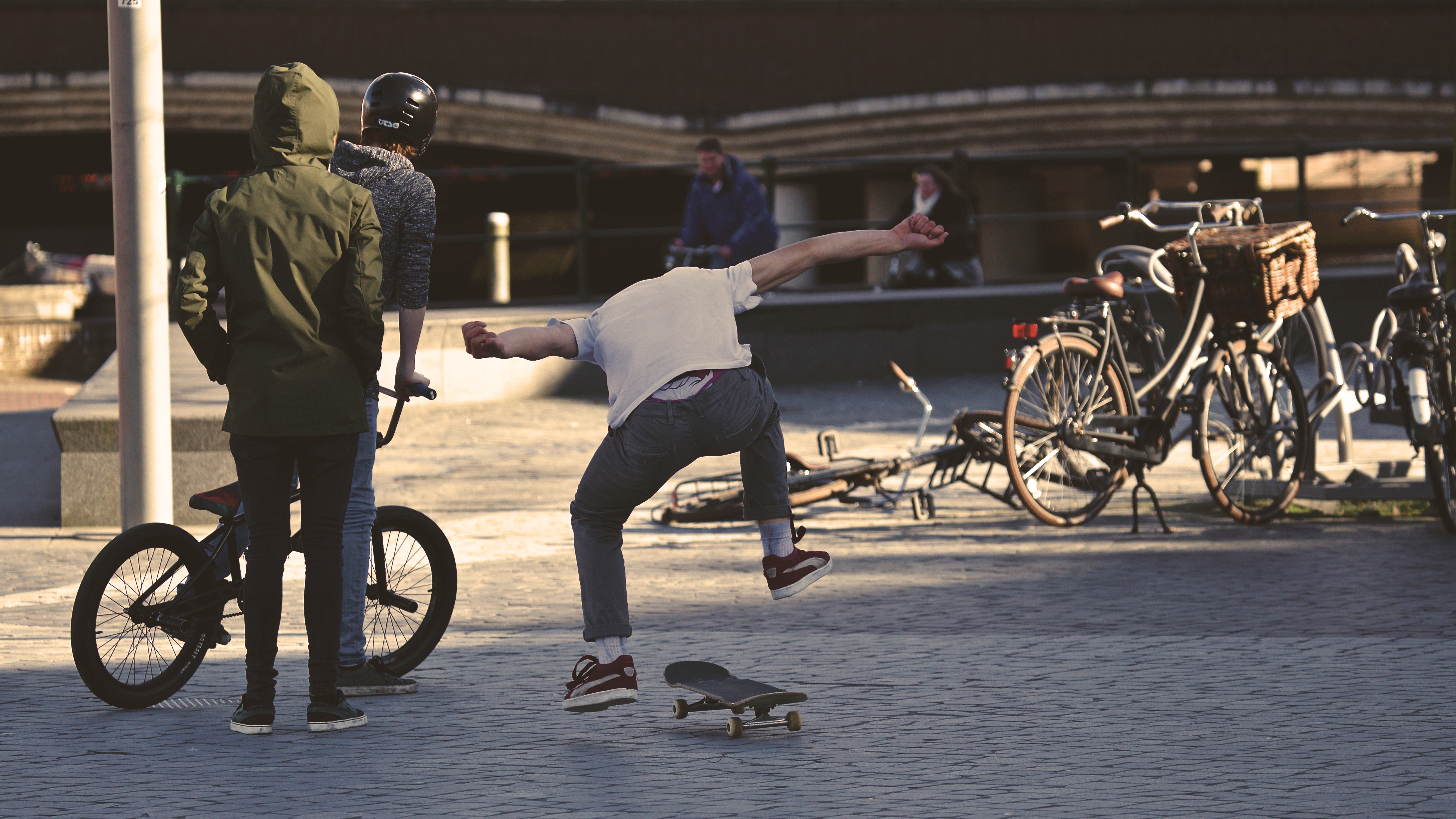 Skate bike. Трюки на велосипеде. Скейтеры в городе. Велосипедист молодежь. Велосипед из людей трюк.