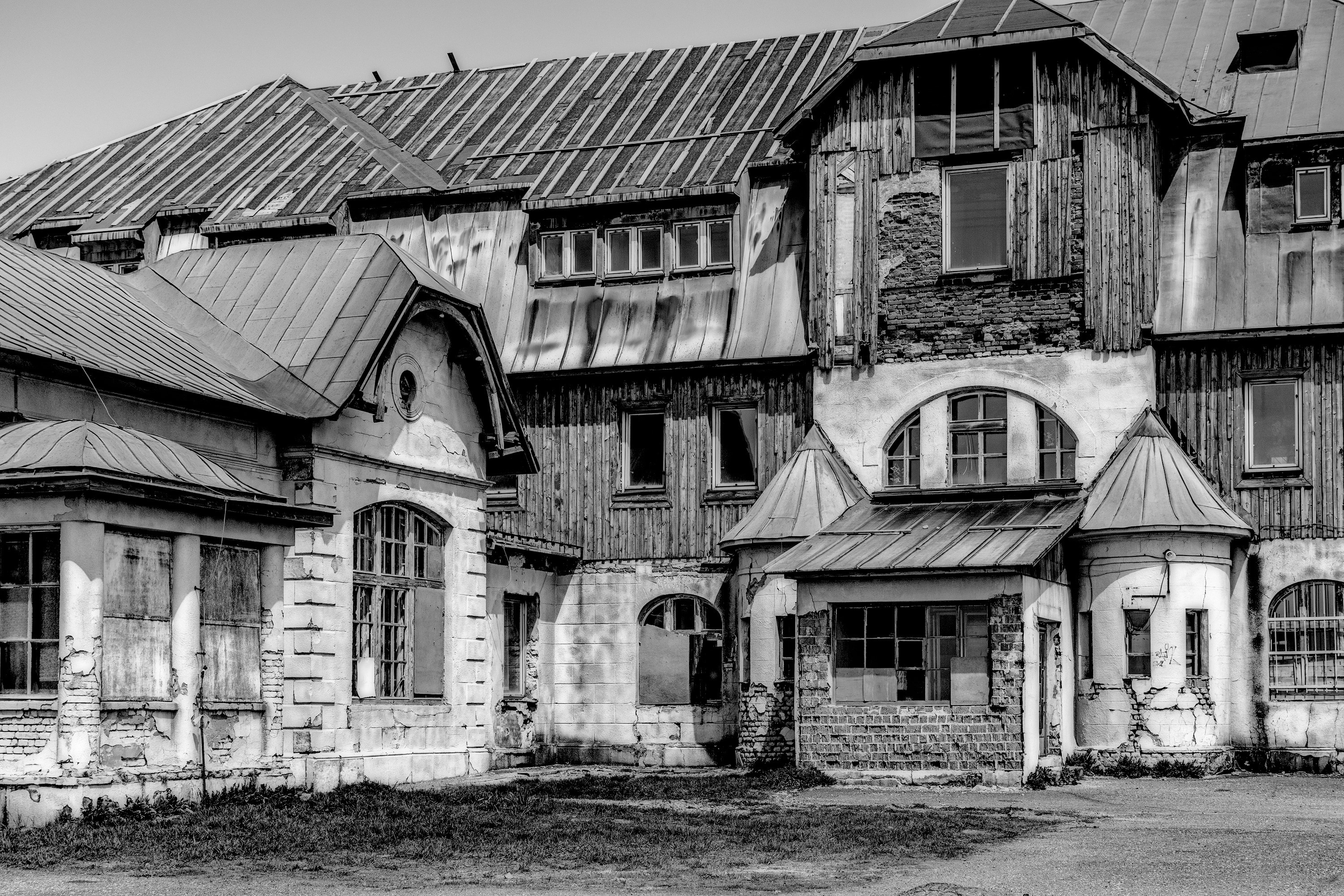 grayscale photo of house
