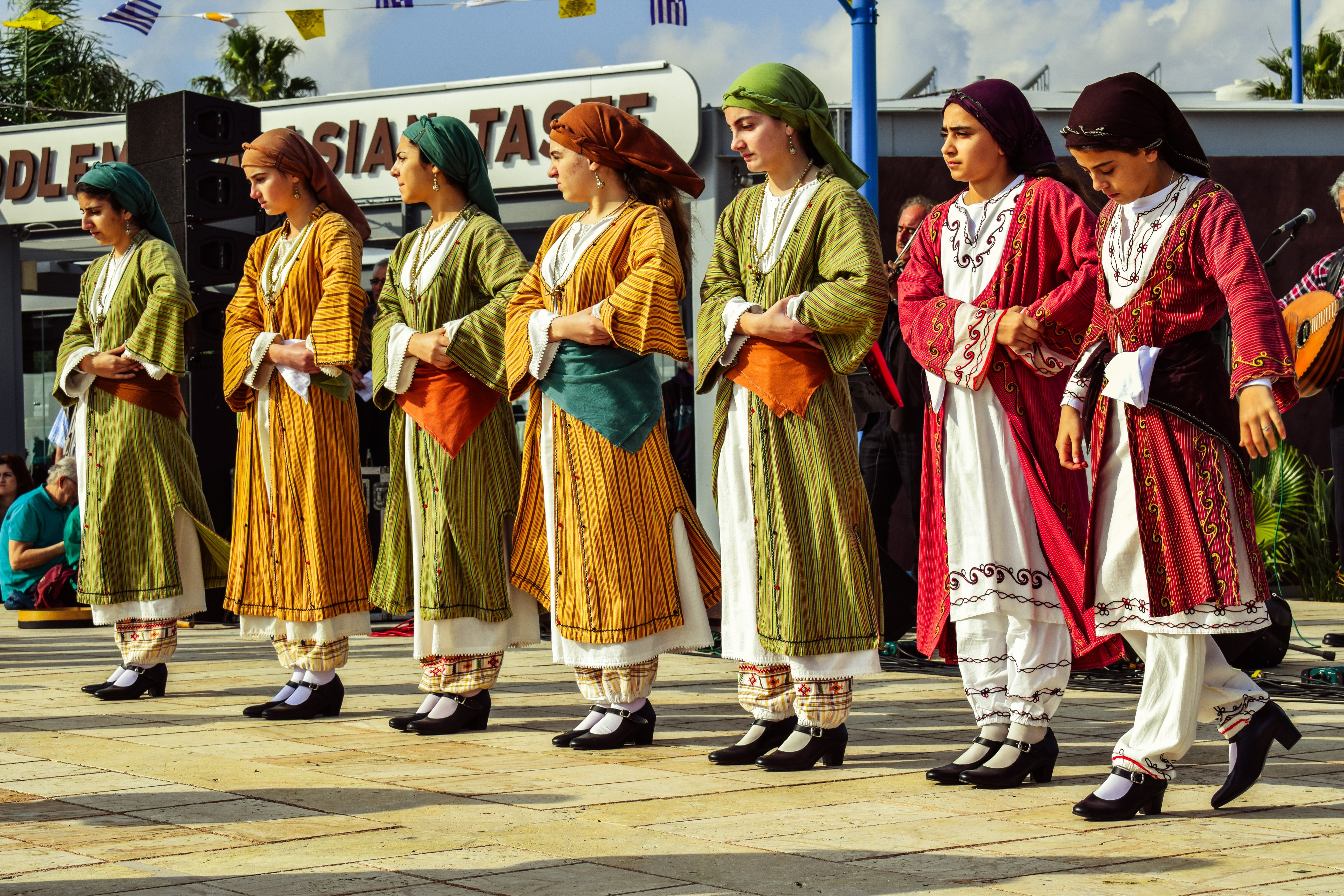 Dancers, Girls, Folkloric, Traditional, full length, performance