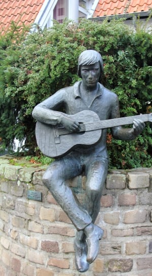 man playing guitar statue thumbnail