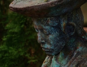 woman with hat statue thumbnail