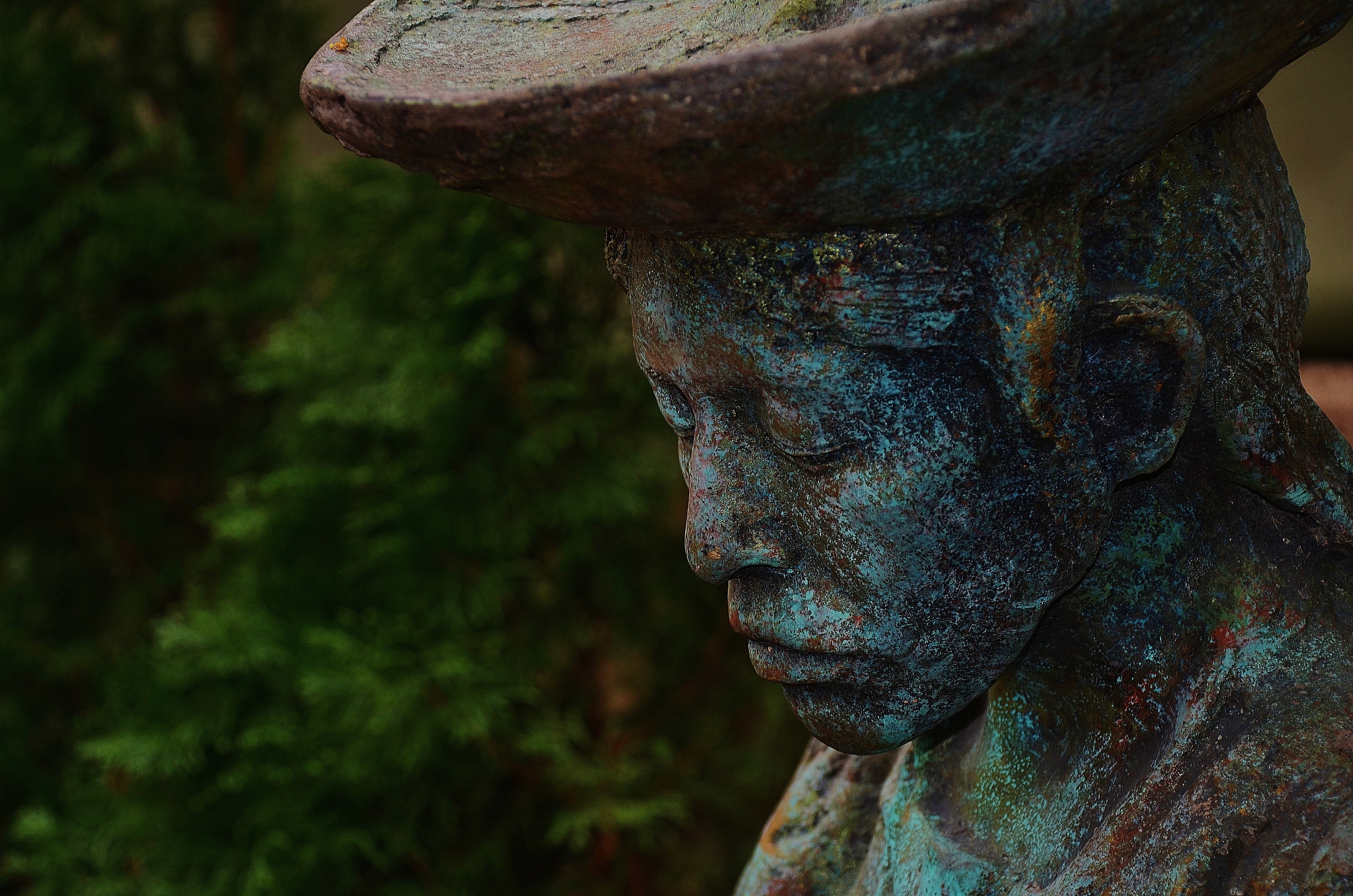 woman with hat statue