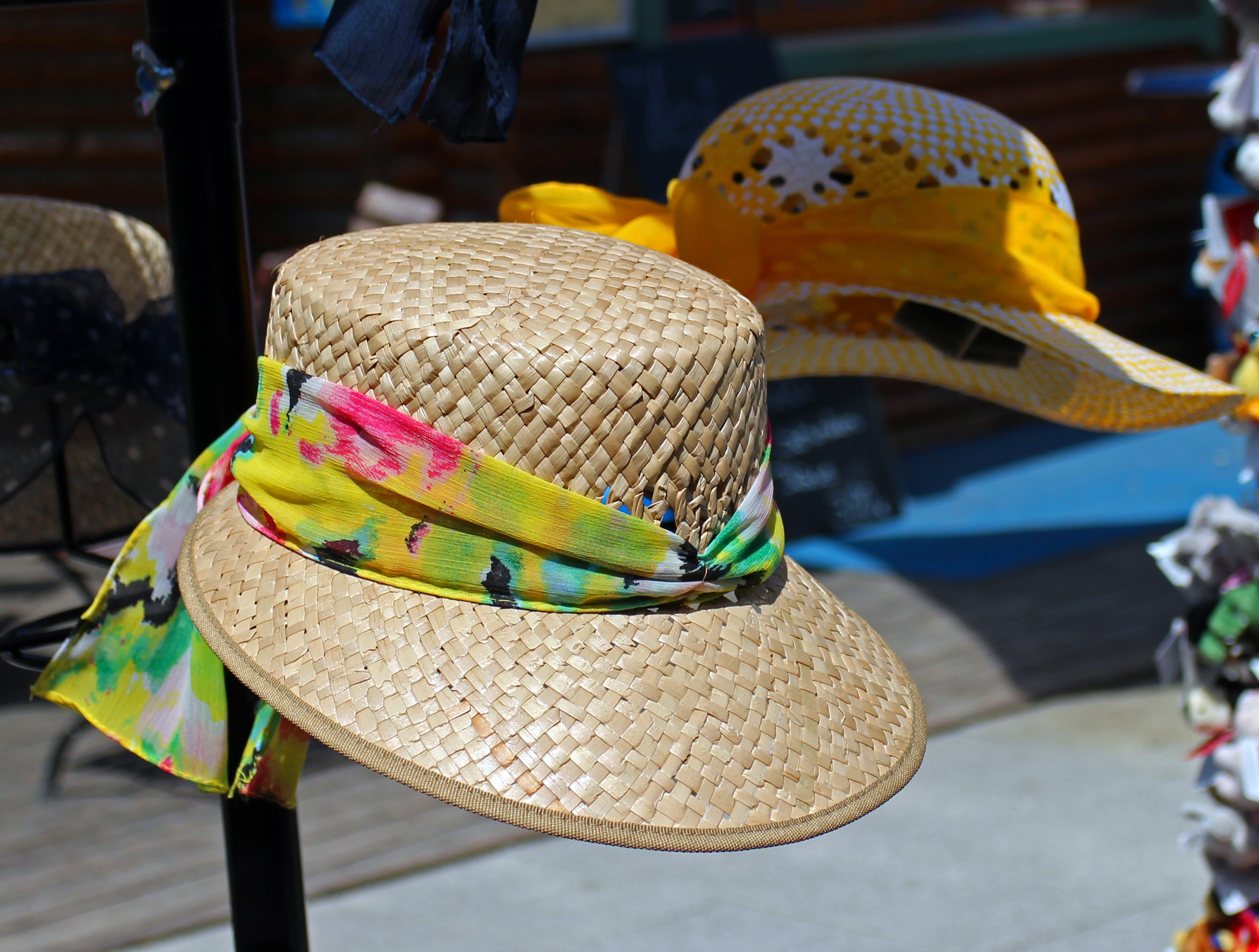 Цвет соломенной шляпы. Изумрудный город соломенная шляпа. Браун аут соломенная шляпа. Соломенная шляпка головной убор. Цветная соломенная шляпа.