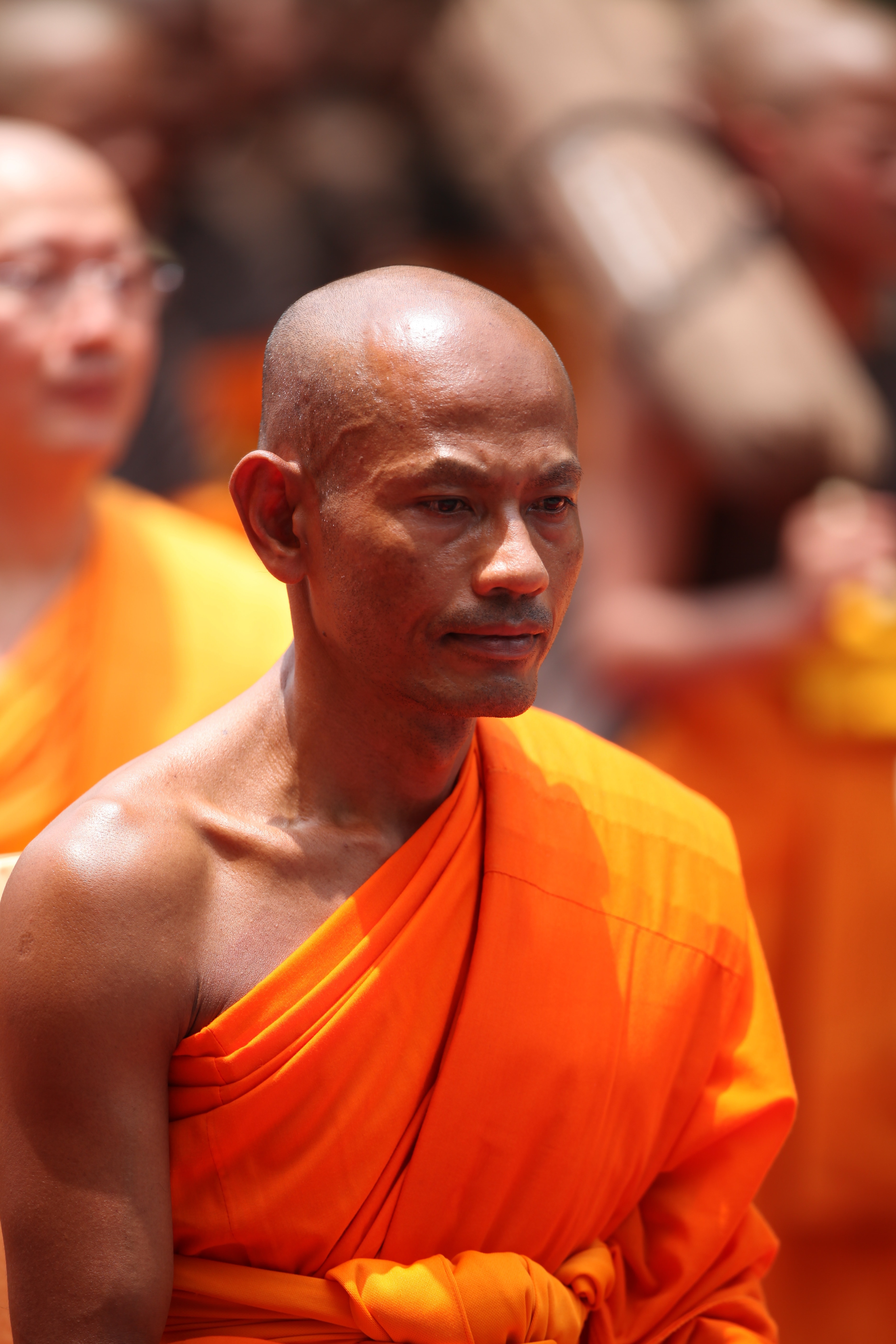 Что такое буддисты. Буддийский монах Тхеравада. Монахи Махаяны. Монахи Тайланда. Монах ительменов буддист.