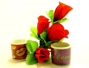 red roses decoration and 2 ceramic mugs thumbnail