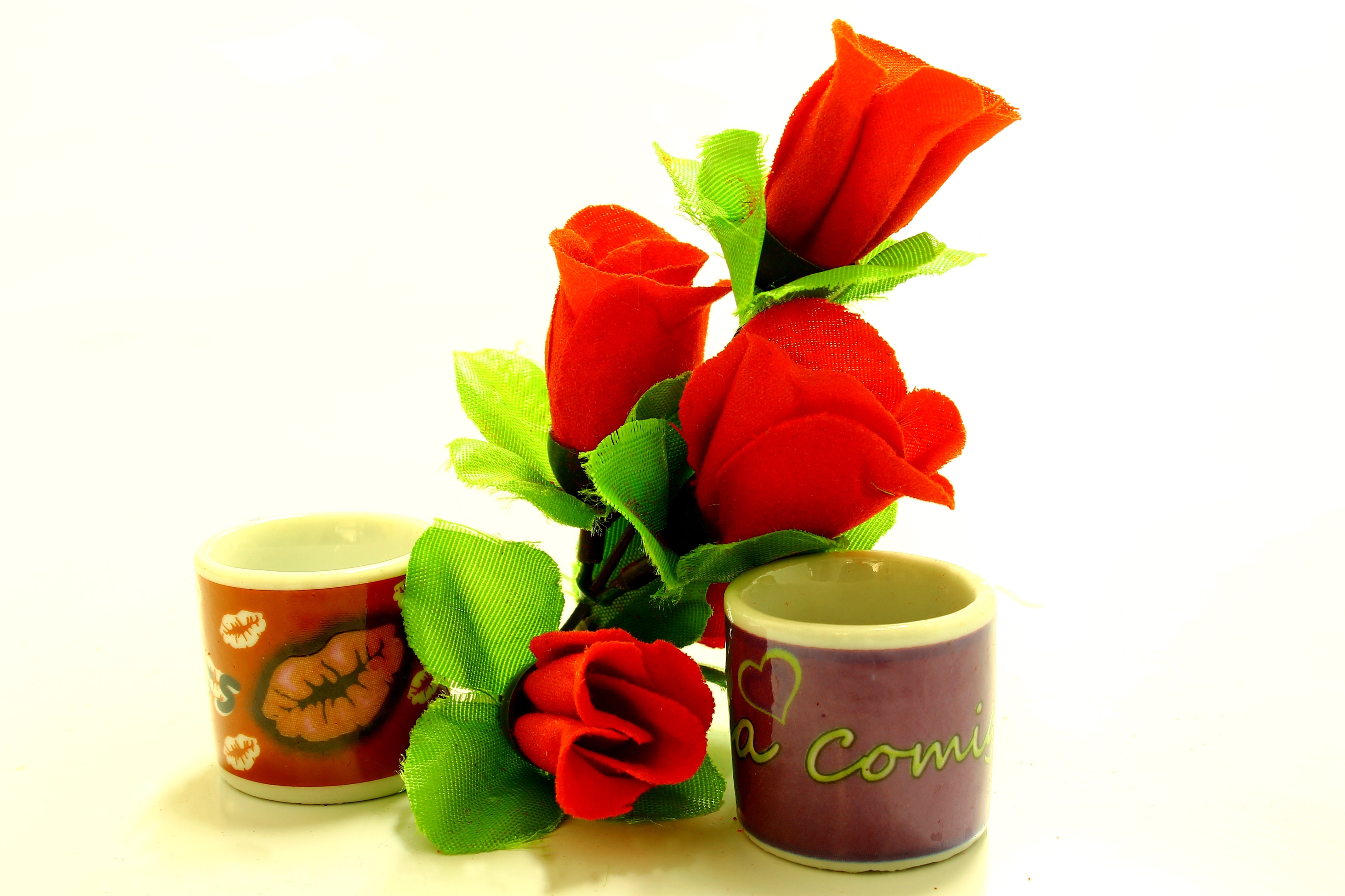 red roses decoration and 2 ceramic mugs