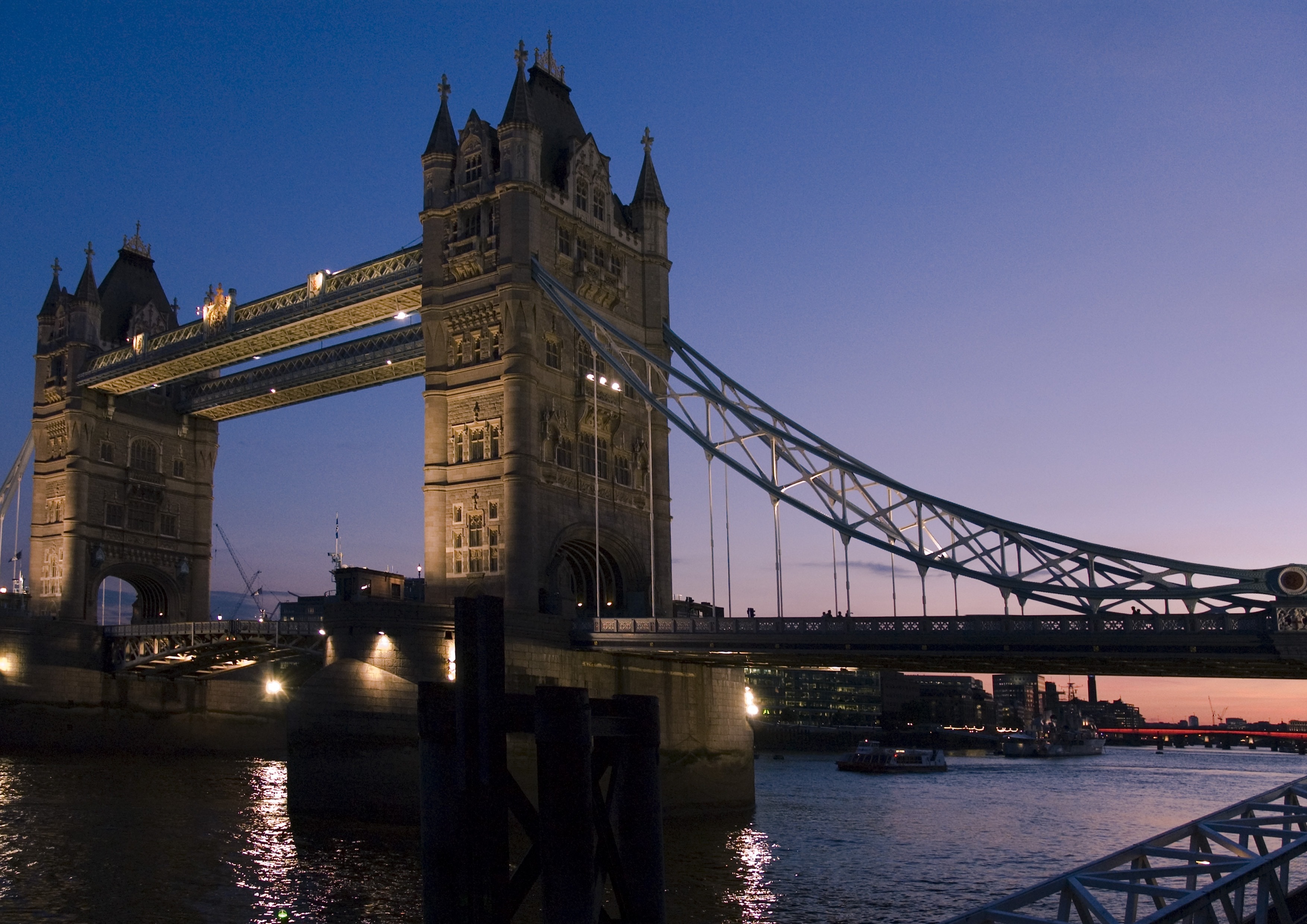 Какая река в лондоне. River Thames Лондон. Река Темза. Бруклинский мост Лондон. The River Thames мост.